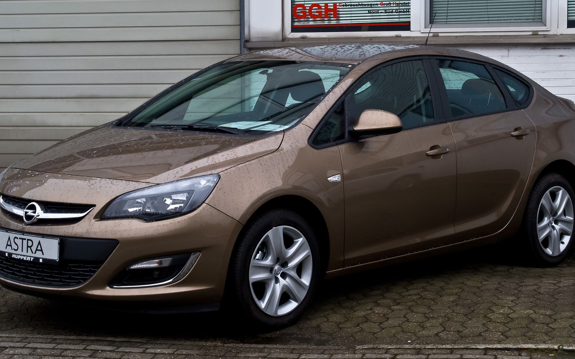 Автомобиль Opel Astra на дороге