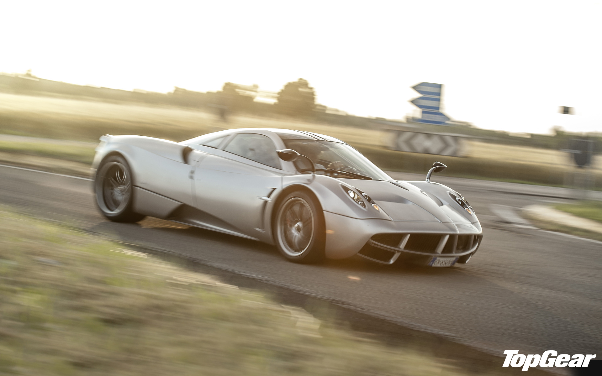 Автомобиль Pagani Huayra на дороге