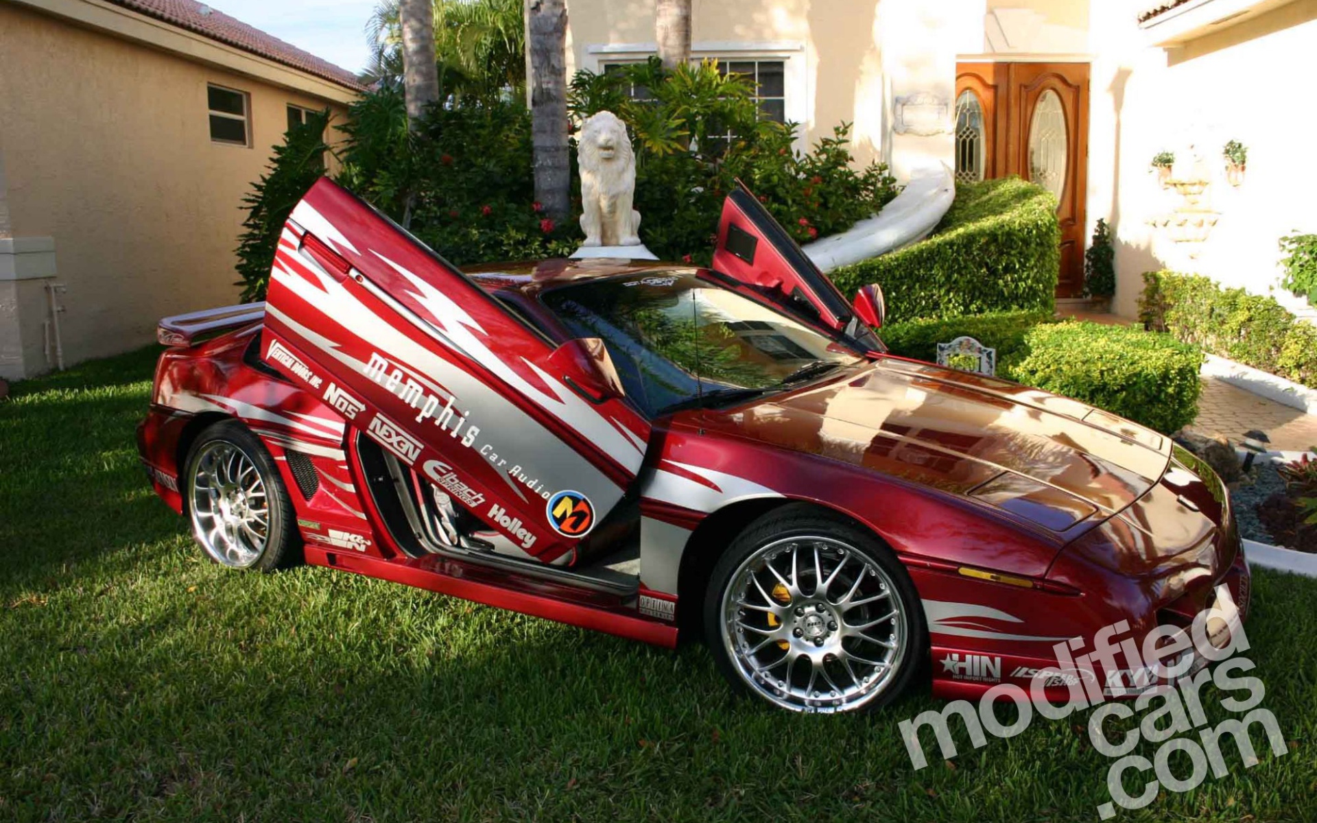 Красивый автомобиль Pontiac Fiero