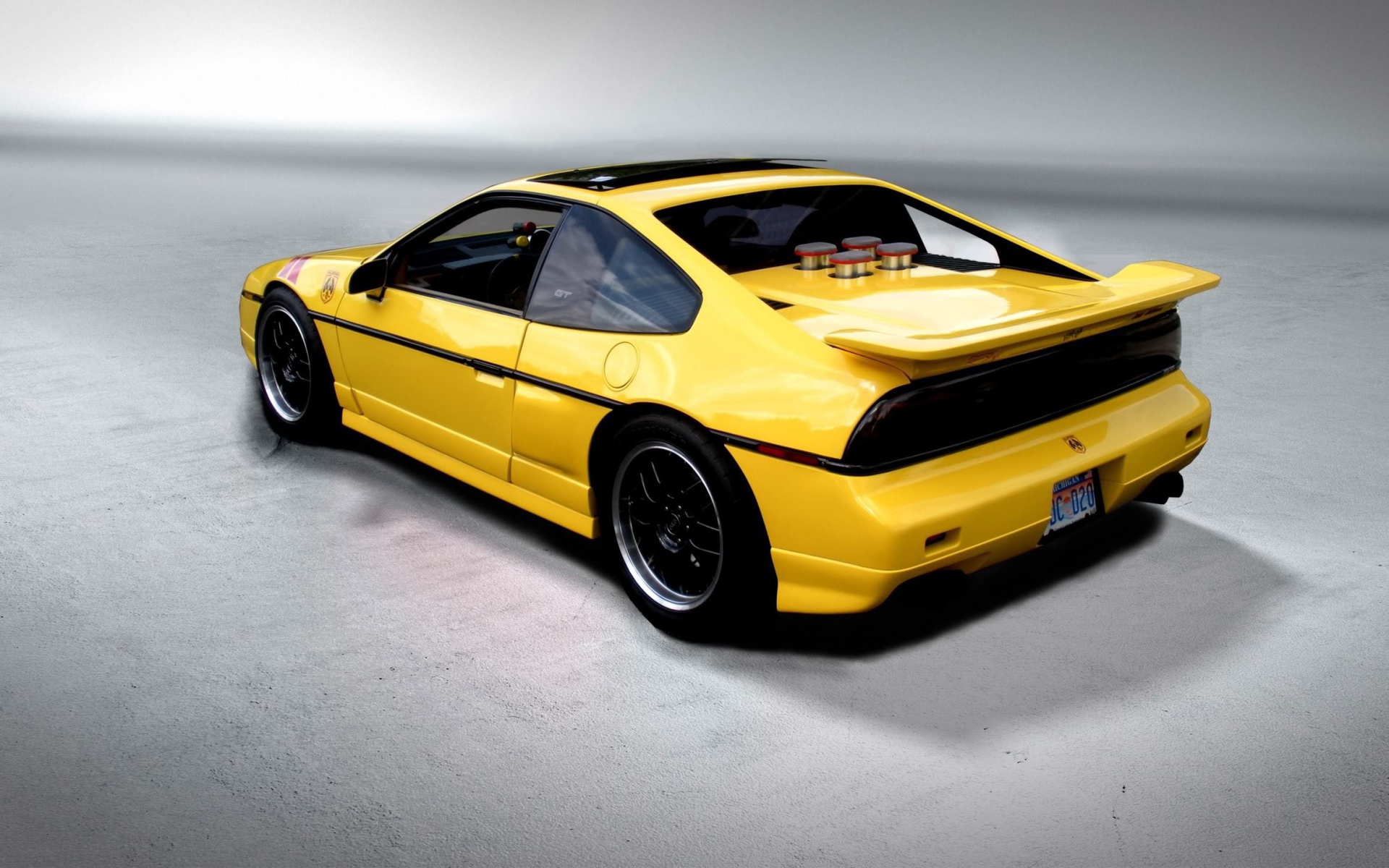 Красивый автомобиль Pontiac Fiero в Москве