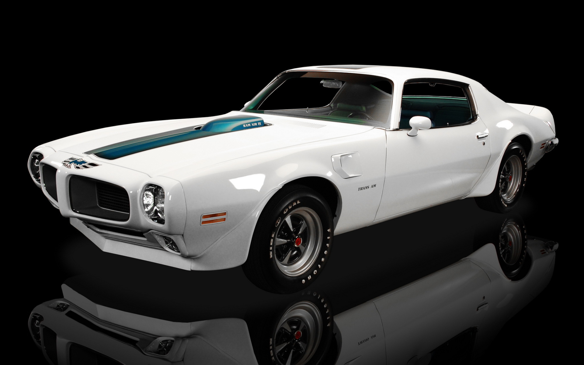 Красивый автомобиль Pontiac Trans Am