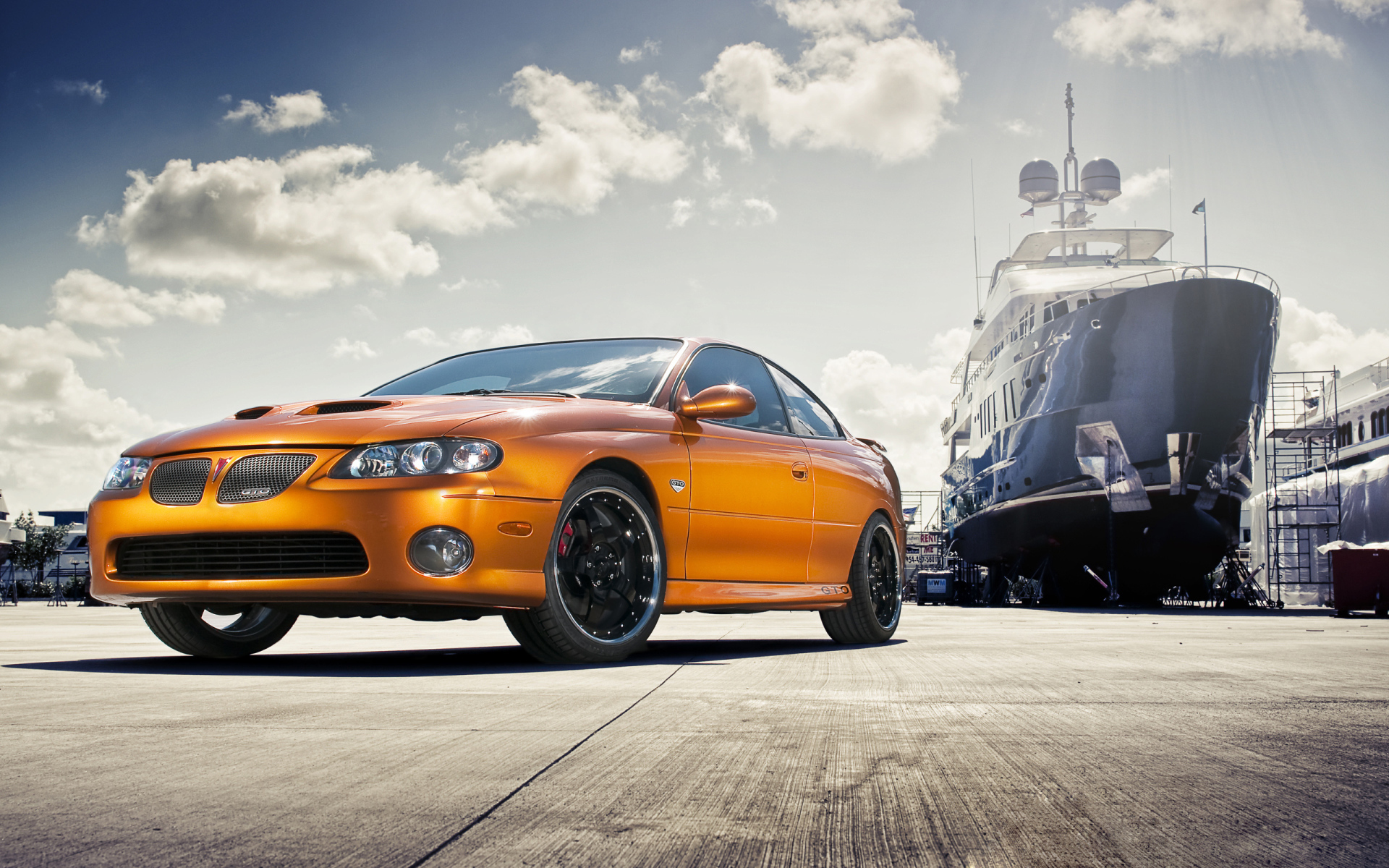 Автомобиль Pontiac GTO на дороге