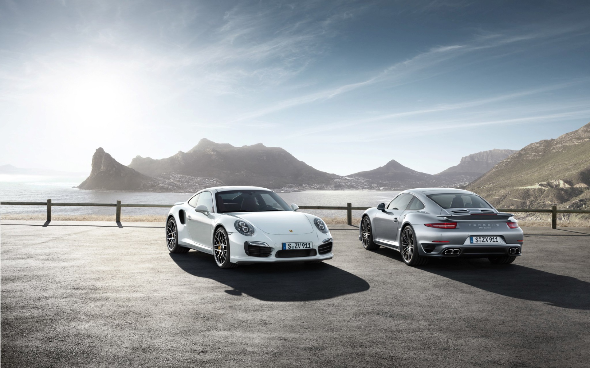 Красивый автомобиль Porsche 911 Turbo 2014