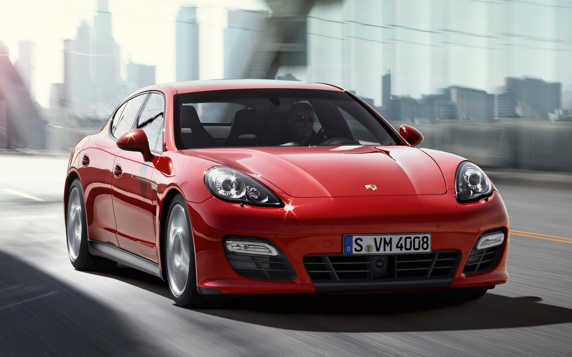 Красный Porsche Panamera