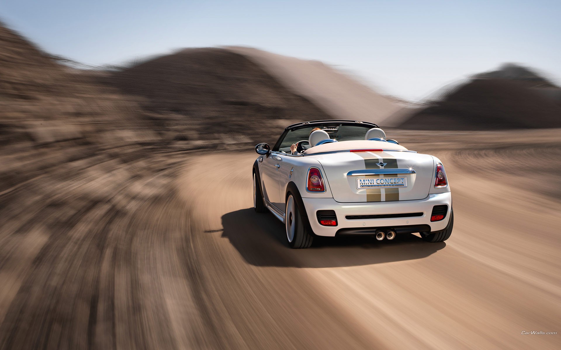 Кабриолет на дороге