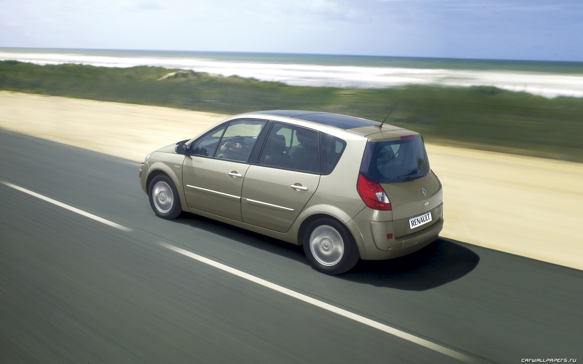 Красивый автомобиль Renault Scenic в Москве