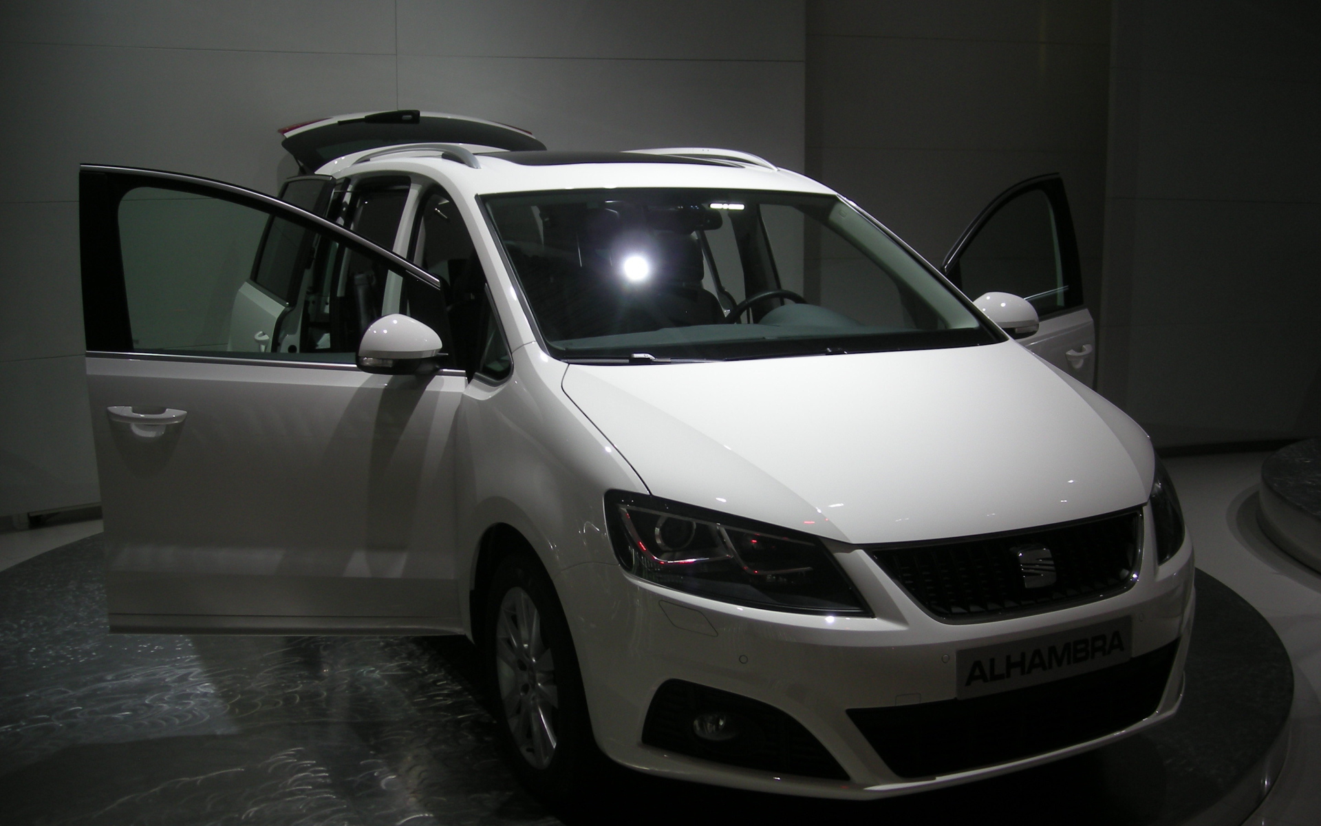 Красивый автомобиль Seat Alhambra