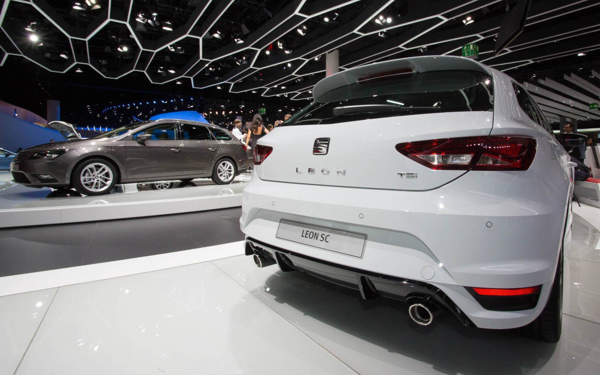 Автомобиль Seat Leon Cupra 2014 на дороге 