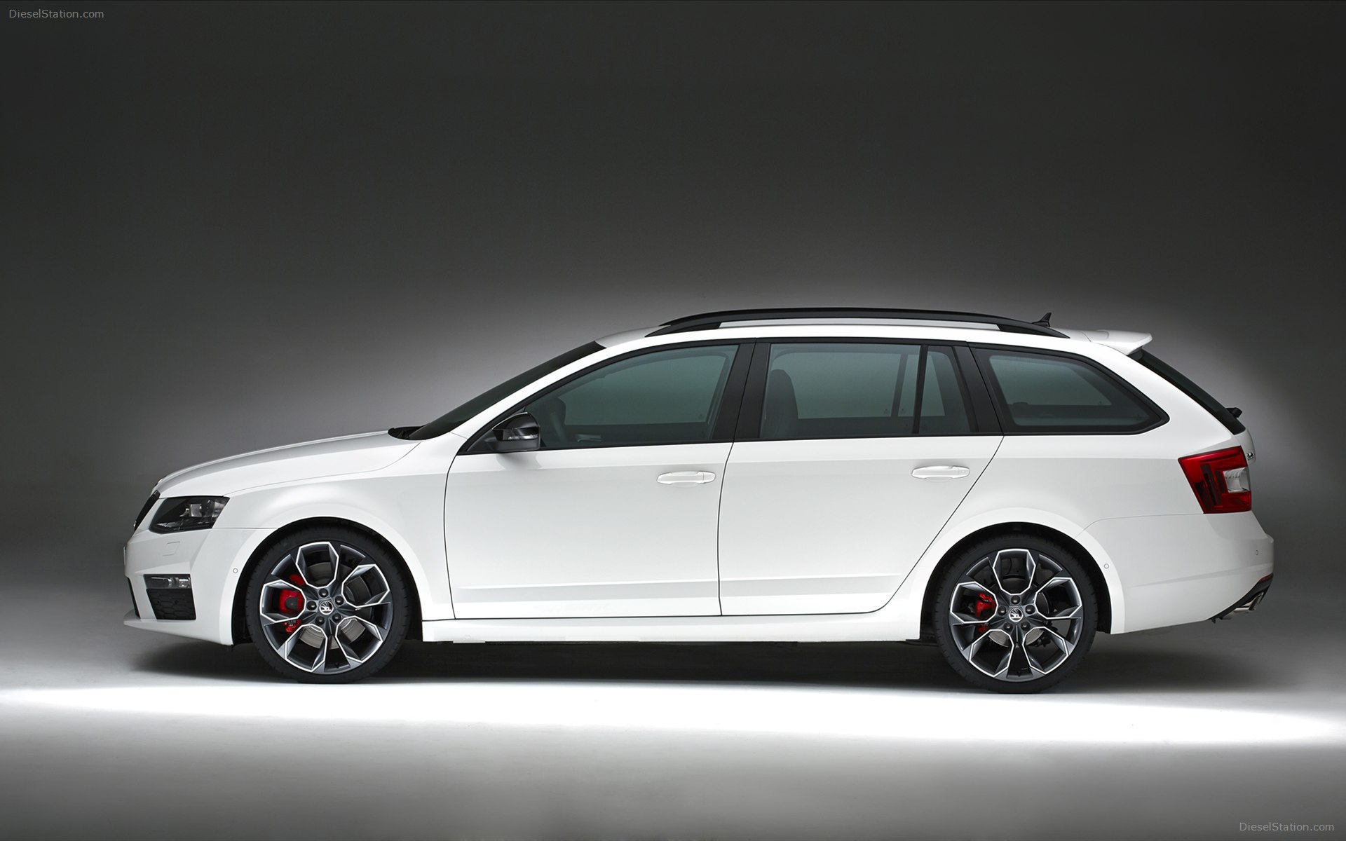 Красивый автомобиль Skoda Octavia 2014