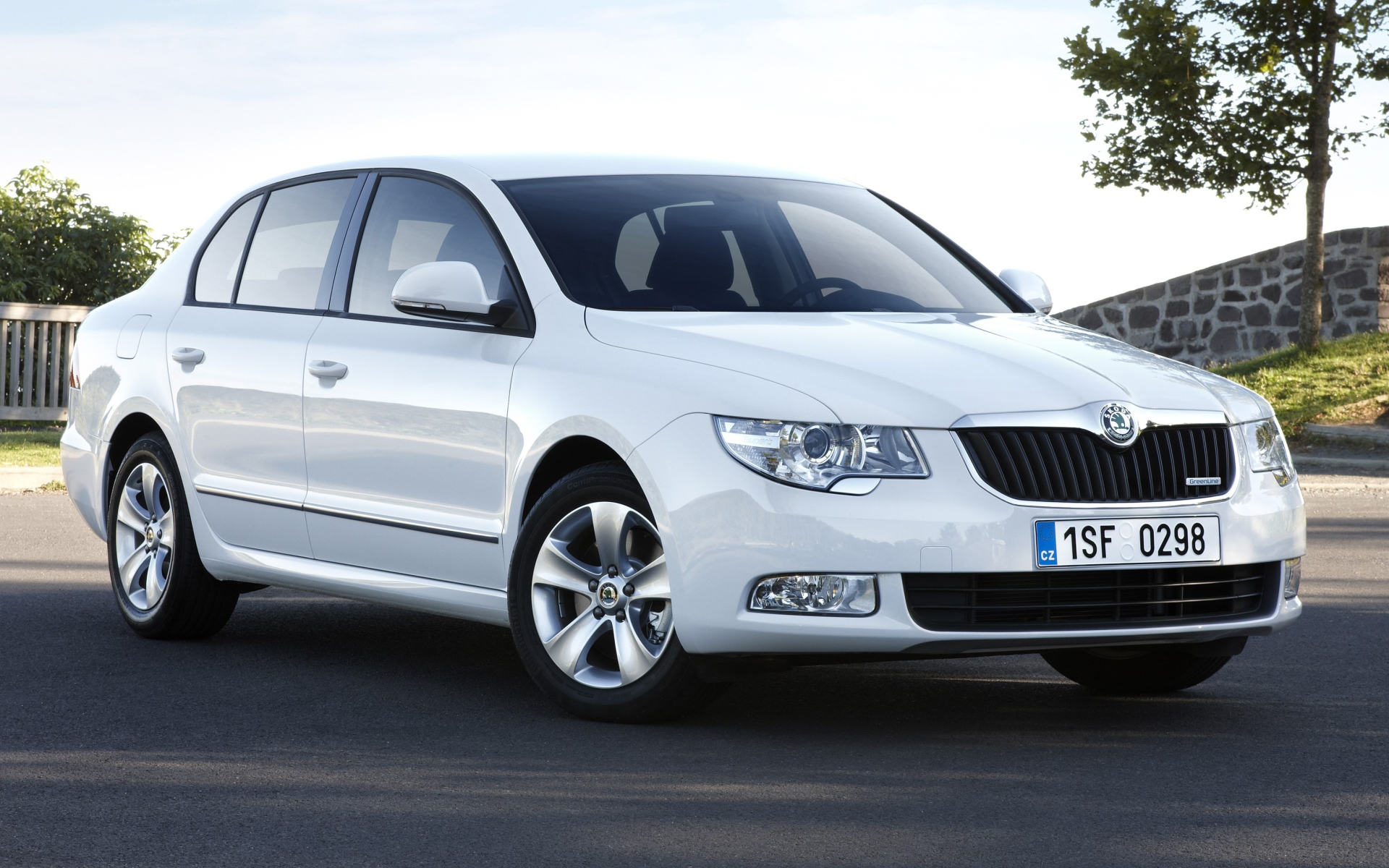 Красивый автомобиль Skoda Octavia Scout 2014