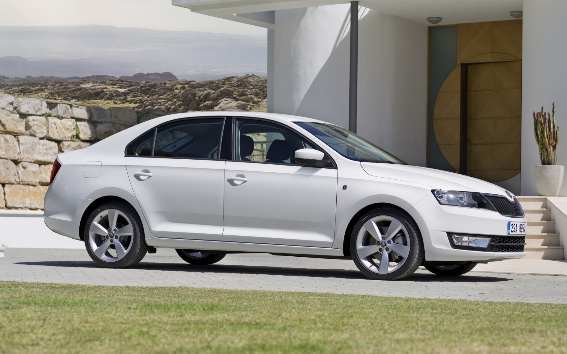 втомобиль Skoda Rapid на дороге