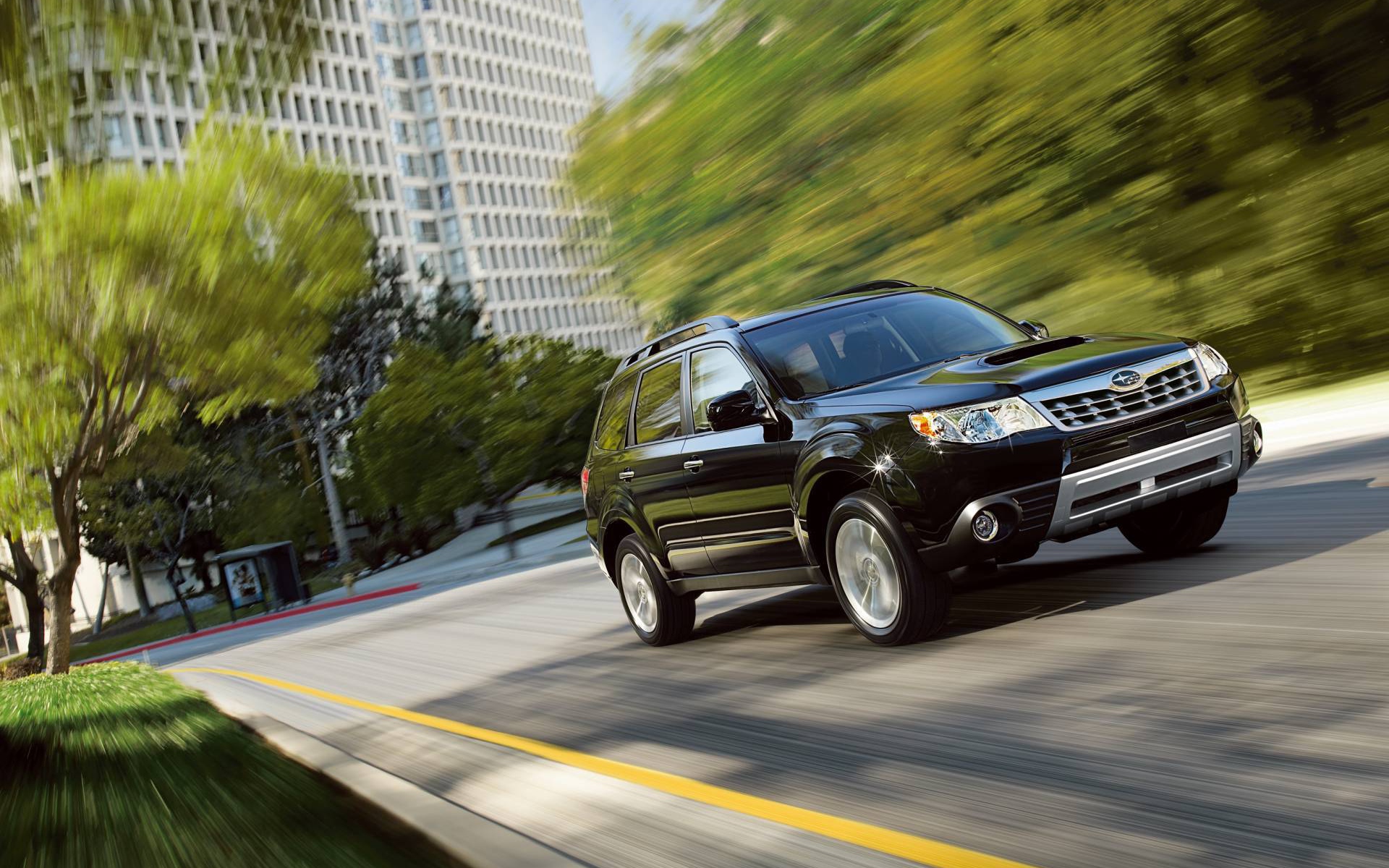 Красивый автомобиль Subaru Forester 2013 в Москве