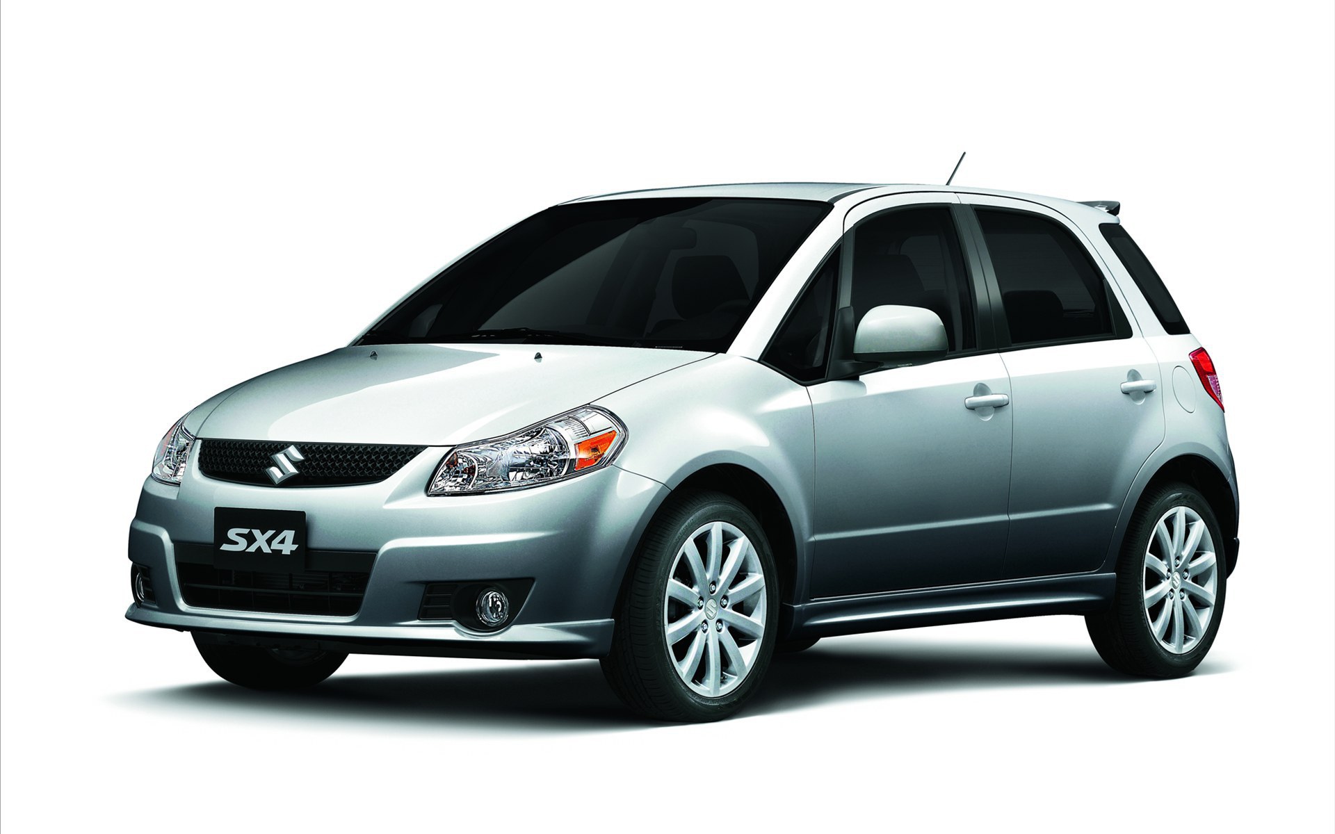 Красивый автомобиль Suzuki SX4 в Москве
