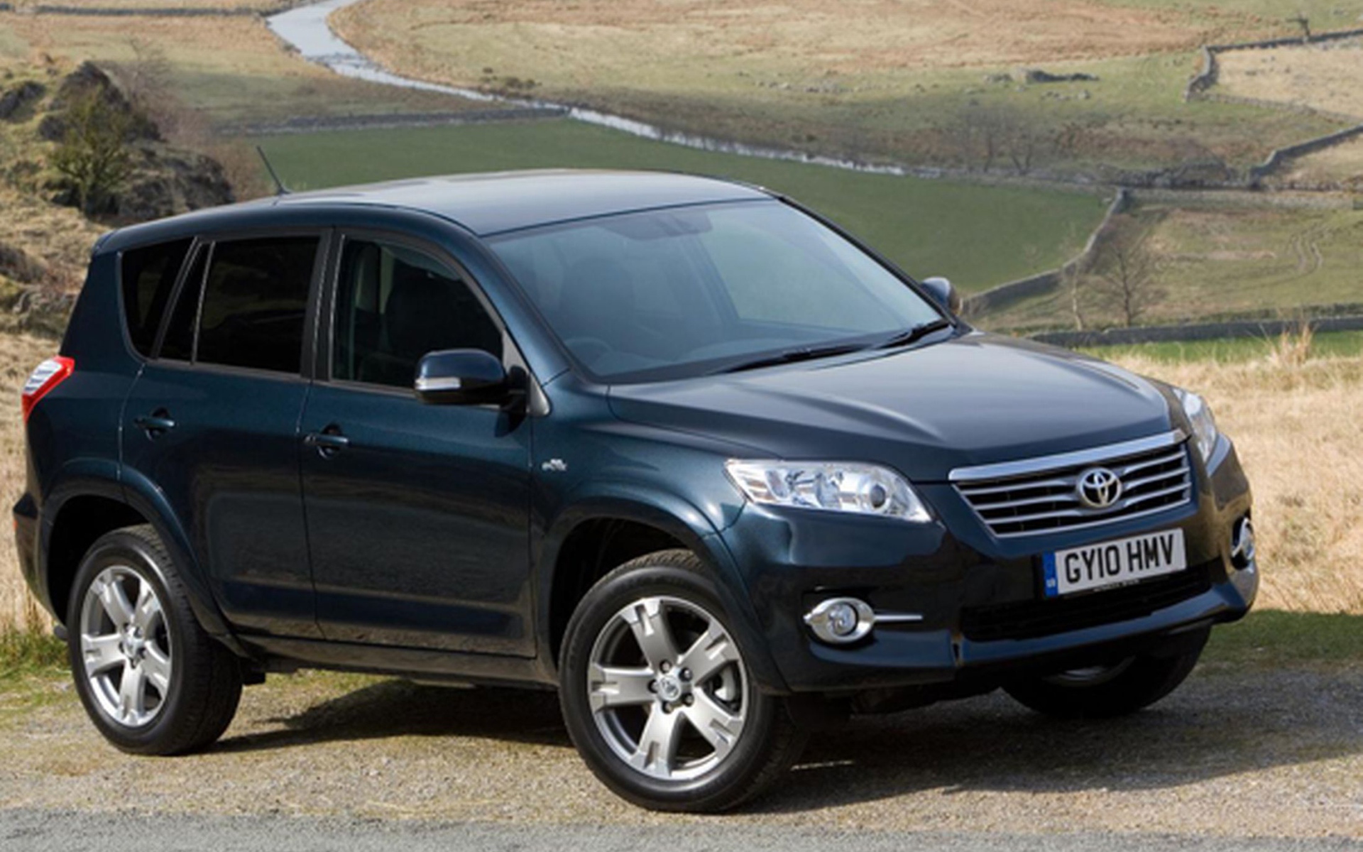 Красивый автомобиль Toyota RAV4 в Москве