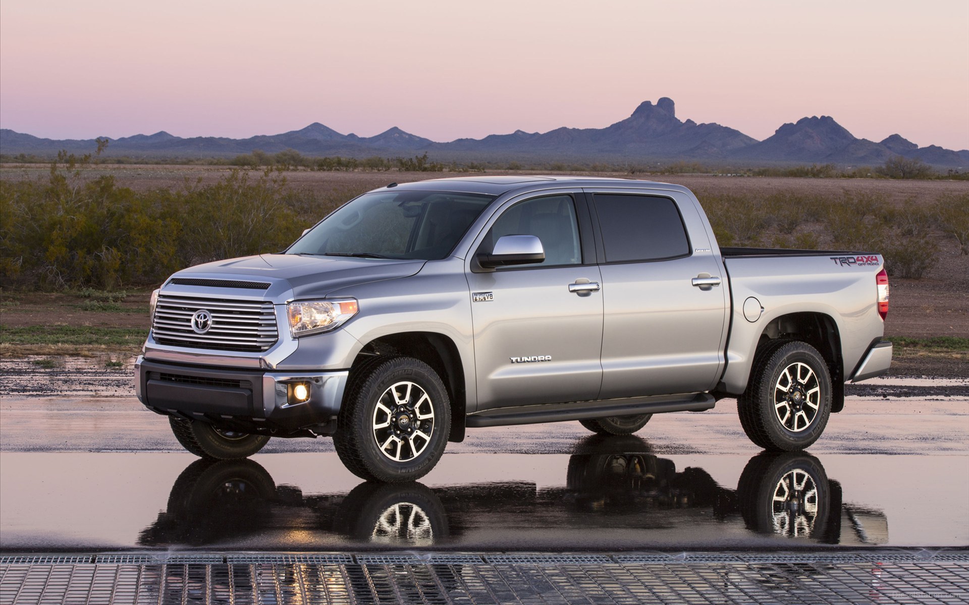 Красивый автомобиль Toyota Tundra 2014