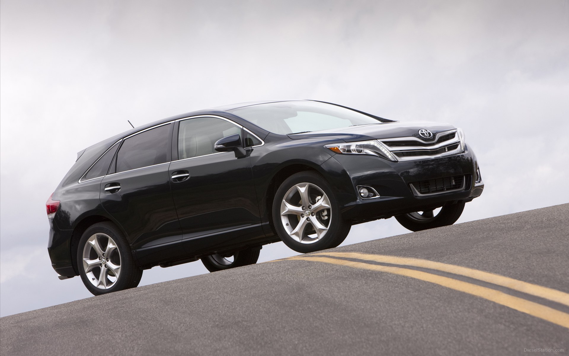 Красивый автомобиль Toyota Venza