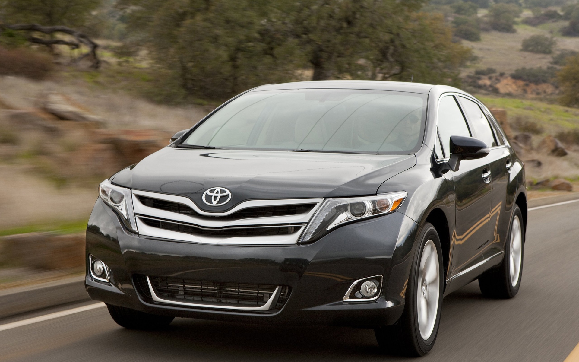 Красивый автомобиль Toyota Venza в Москве