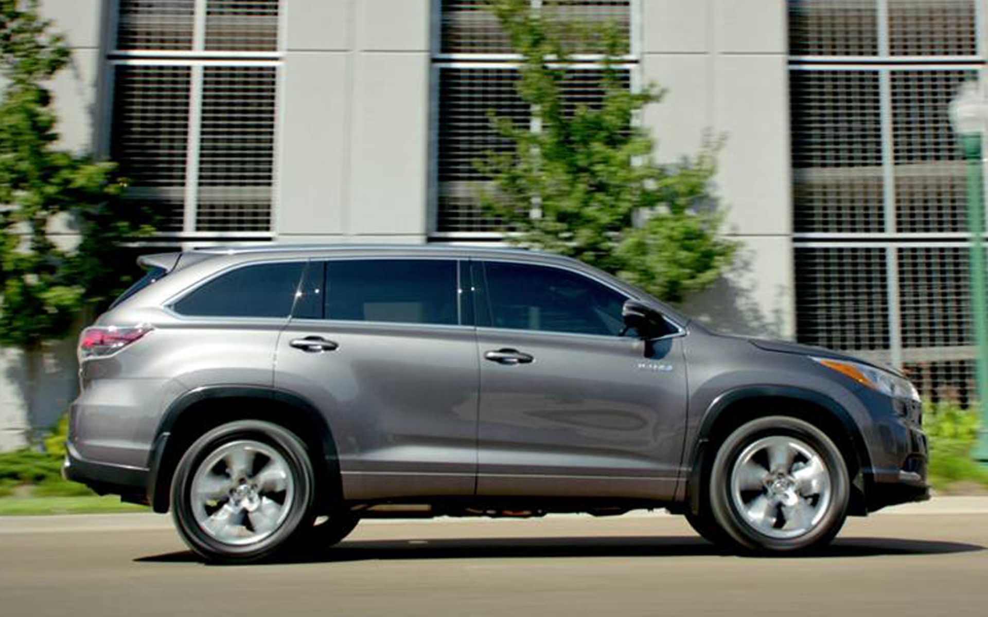 Надежный автомобиль Toyota Highlander 2014