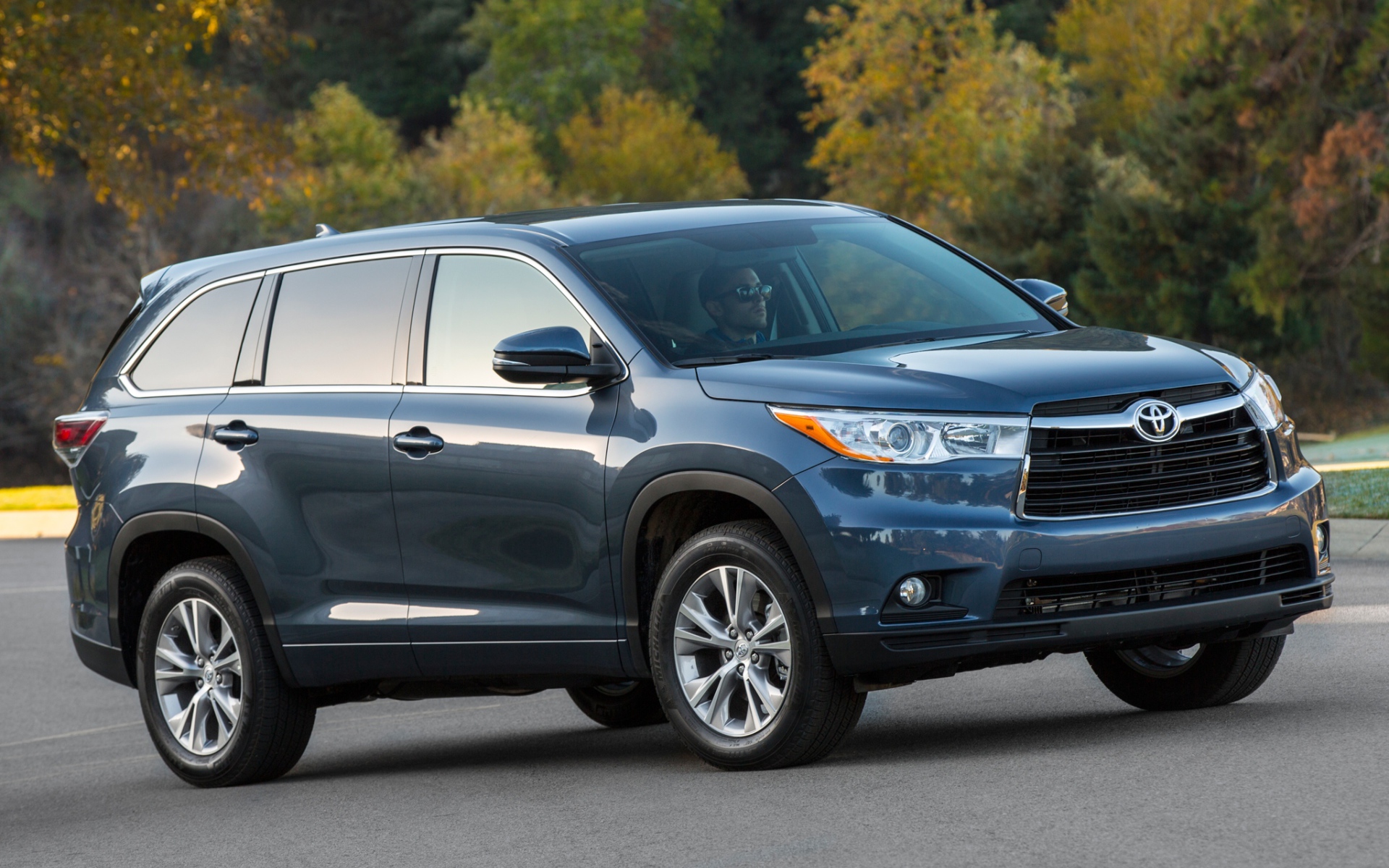 Автомобиль Toyota Highlander 2014 на дороге