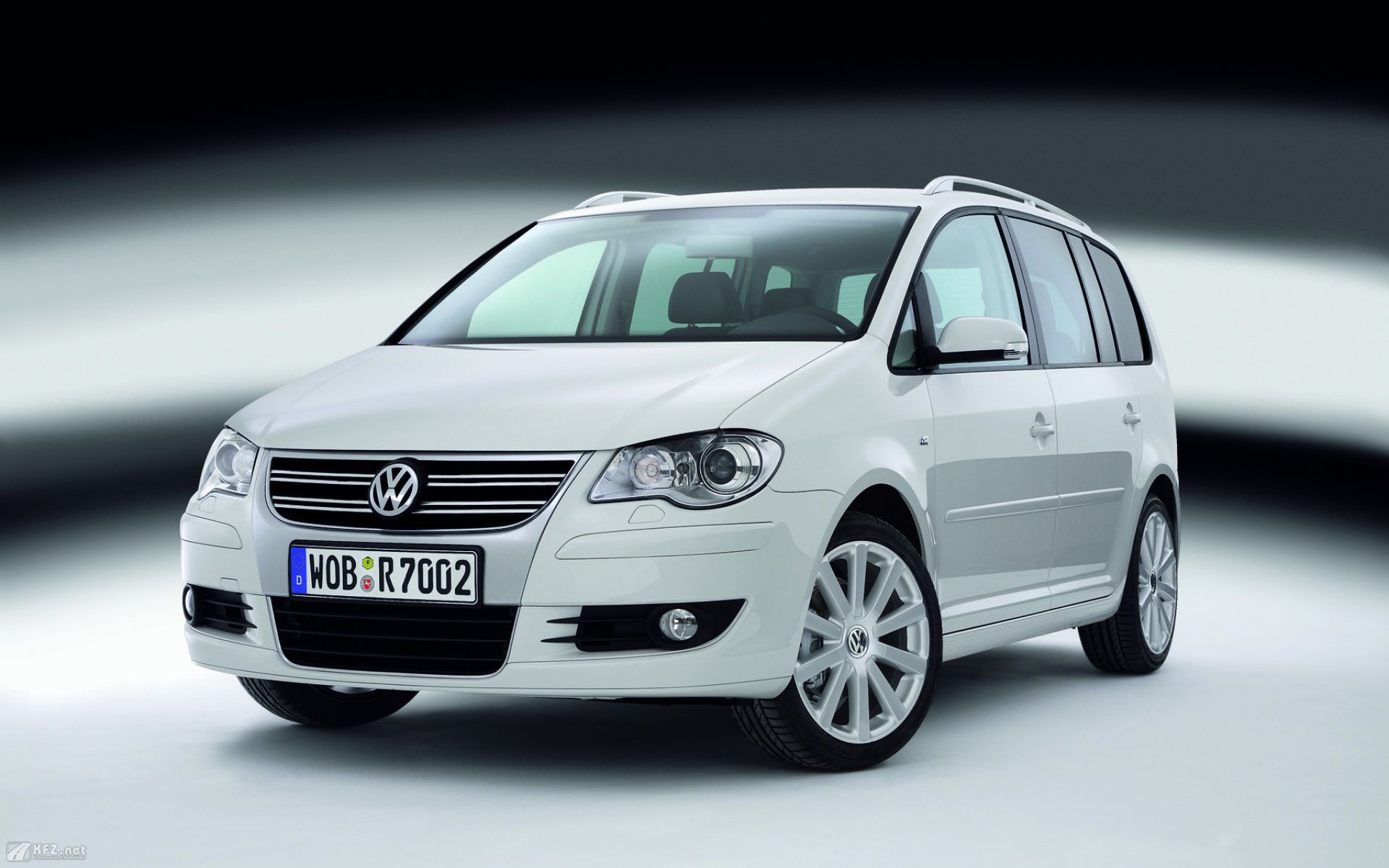 Красивый автомобиль Volkswagen Touran