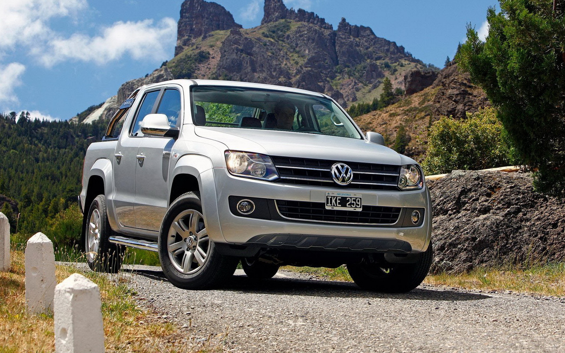 Автомобиль Volkswagen Amarok на дороге