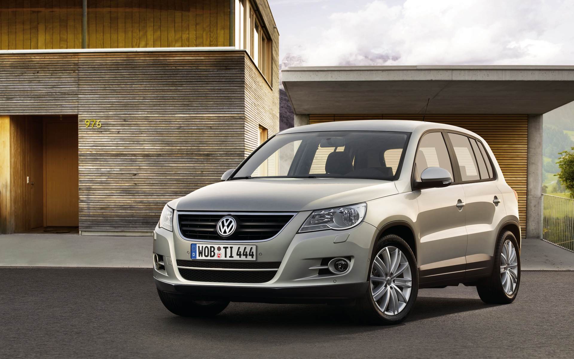 Автомобиль Volkswagen Tiguan на дороге