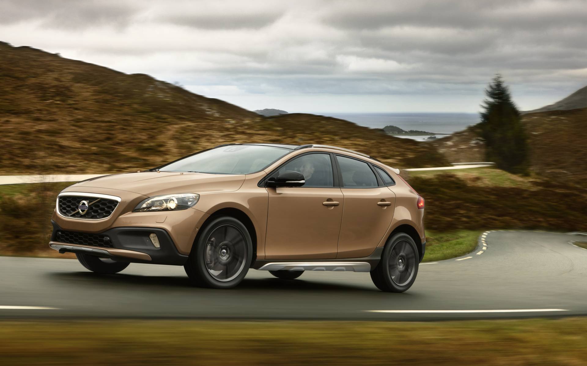 Тест драйв автомобиля Volvo v40 Cross country