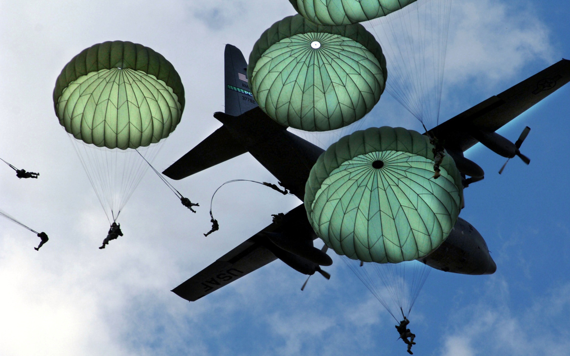 Высадка десанта на парашутах