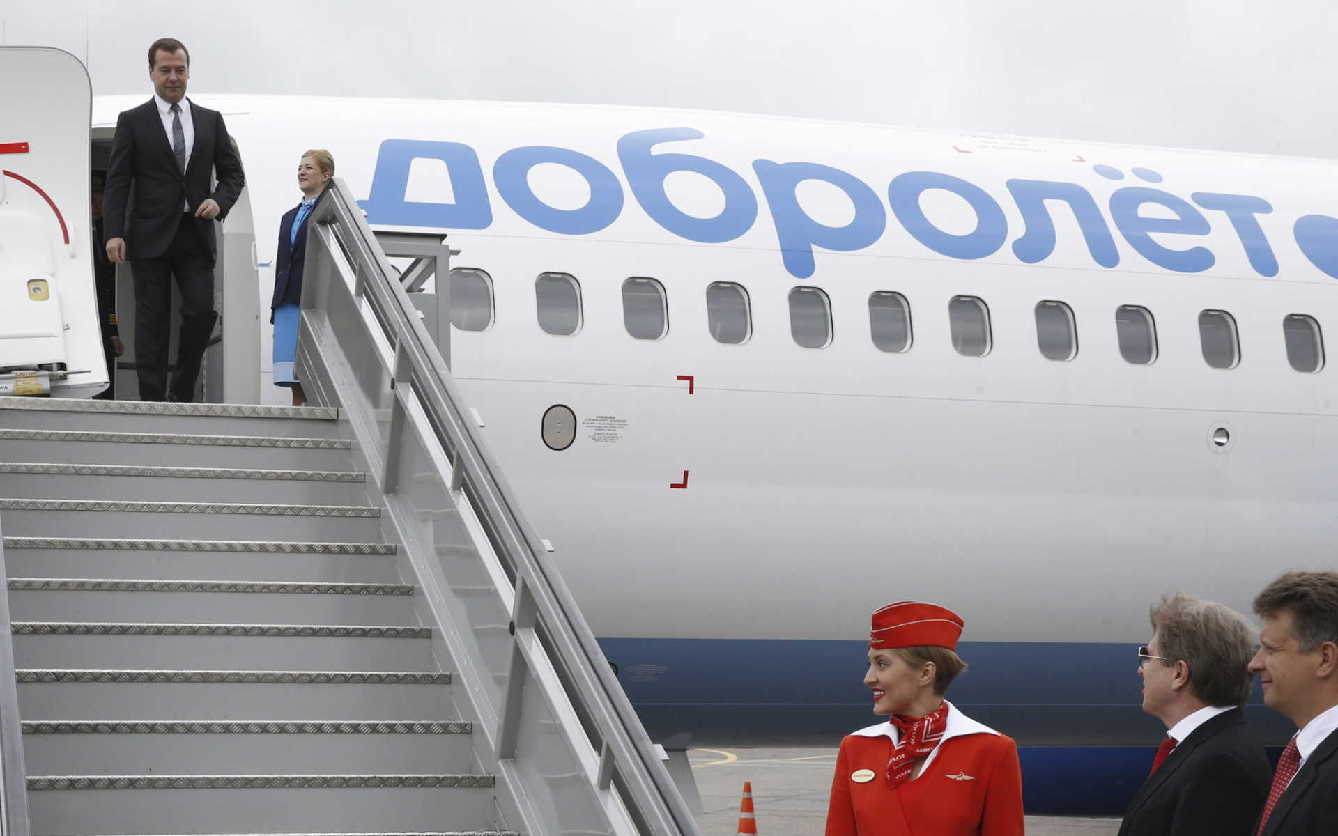 Медведев на трапе самолета Добролет