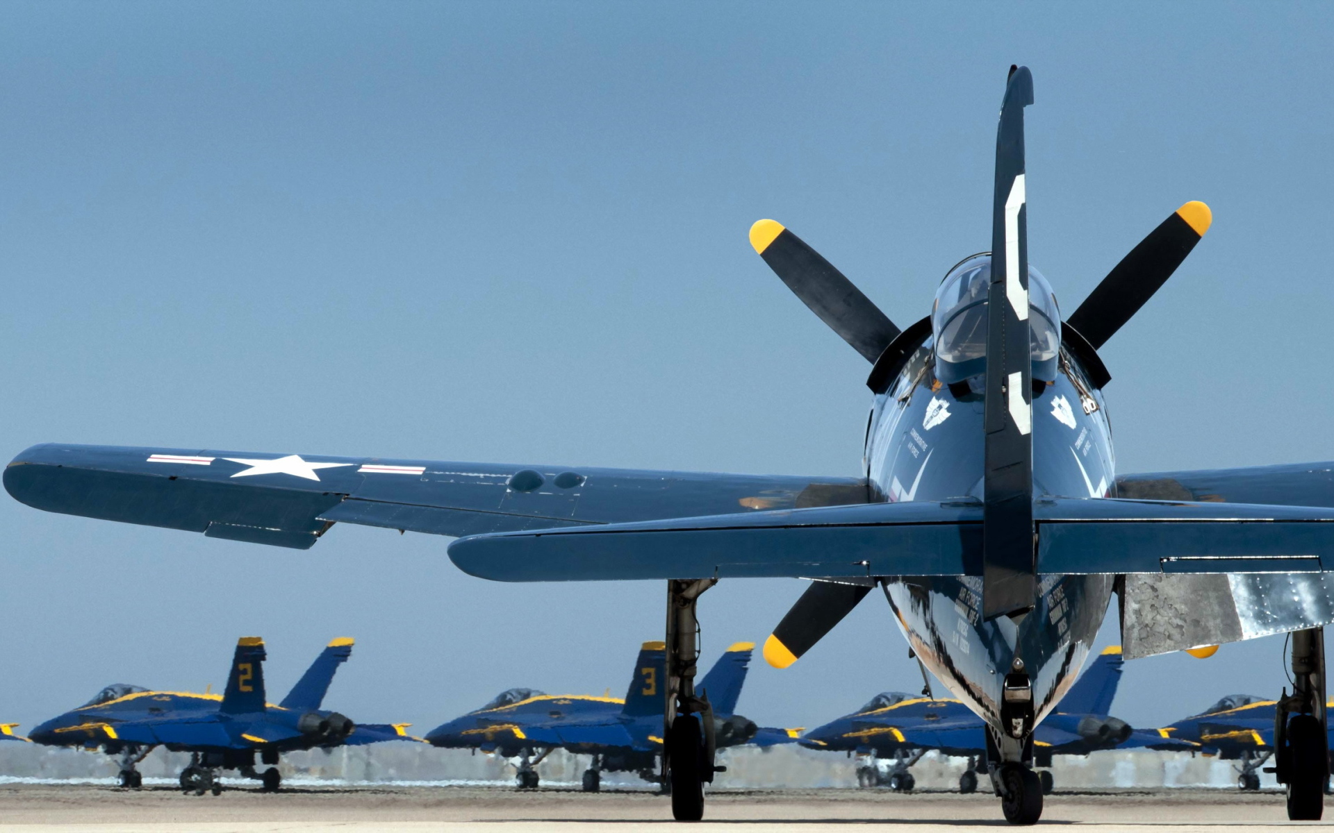 Военные самолеты на аэродроме