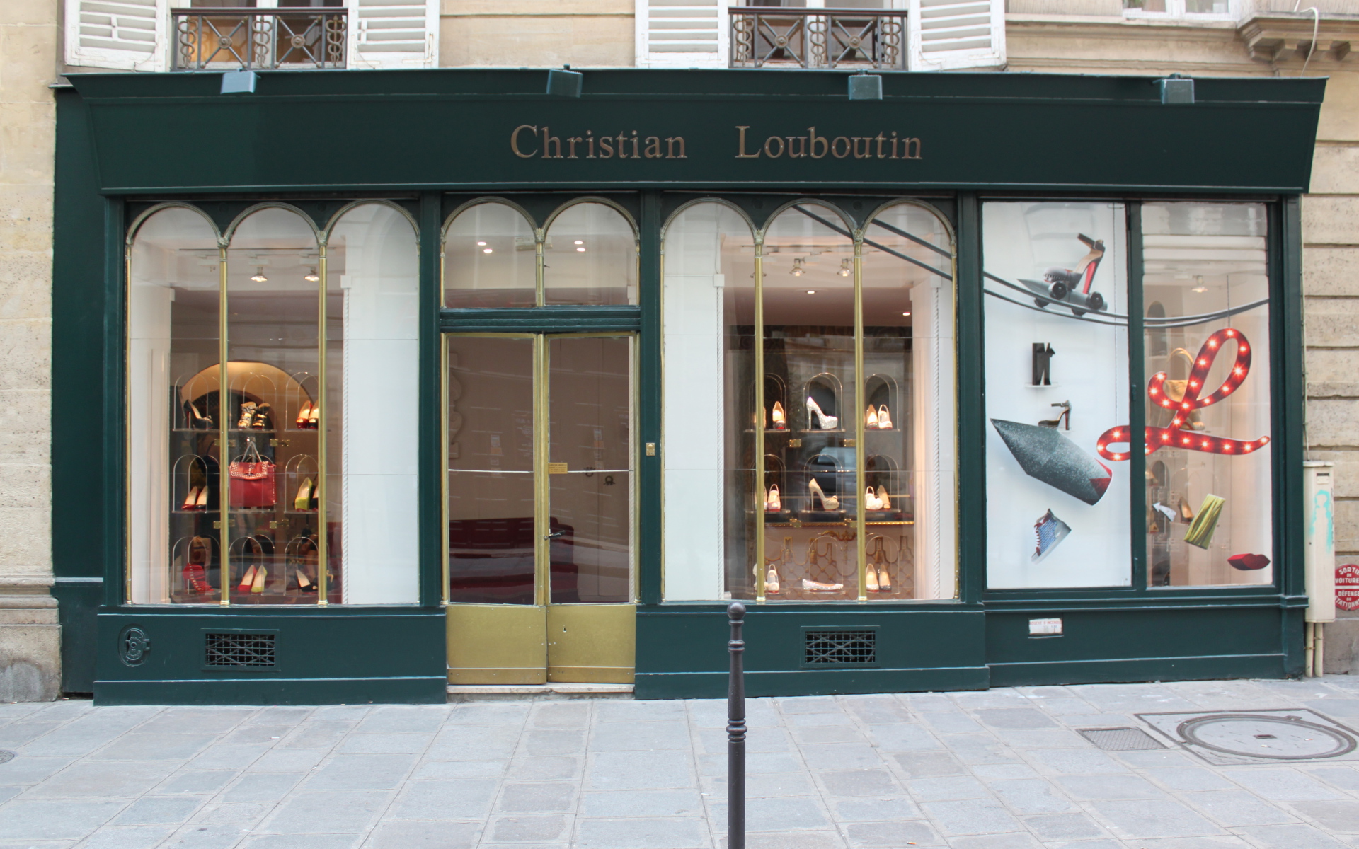 Бутик Christian Louboutin