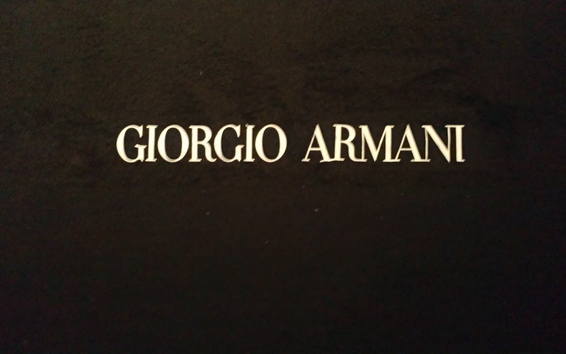 Известный бренд Giorgio Armani