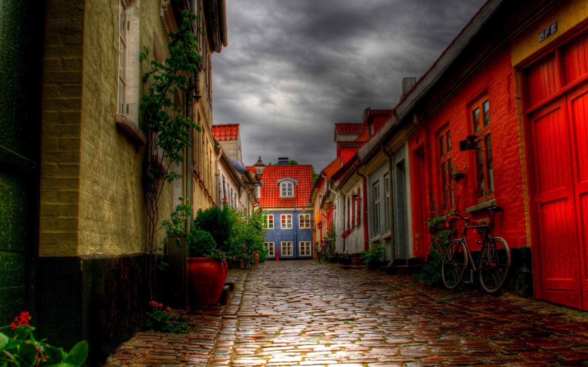 Старинная улица с велосипедом