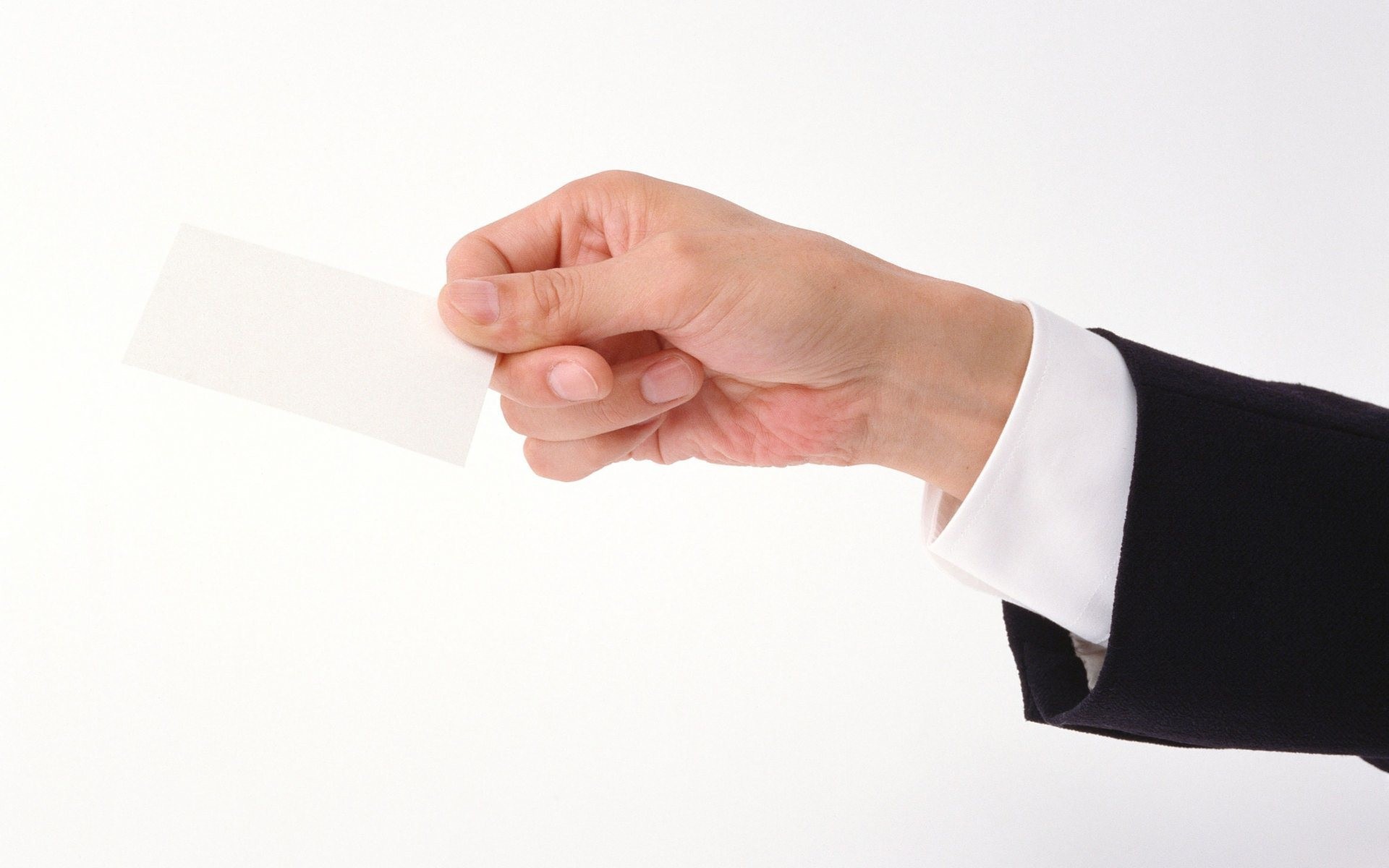 Листок бумаги в руке