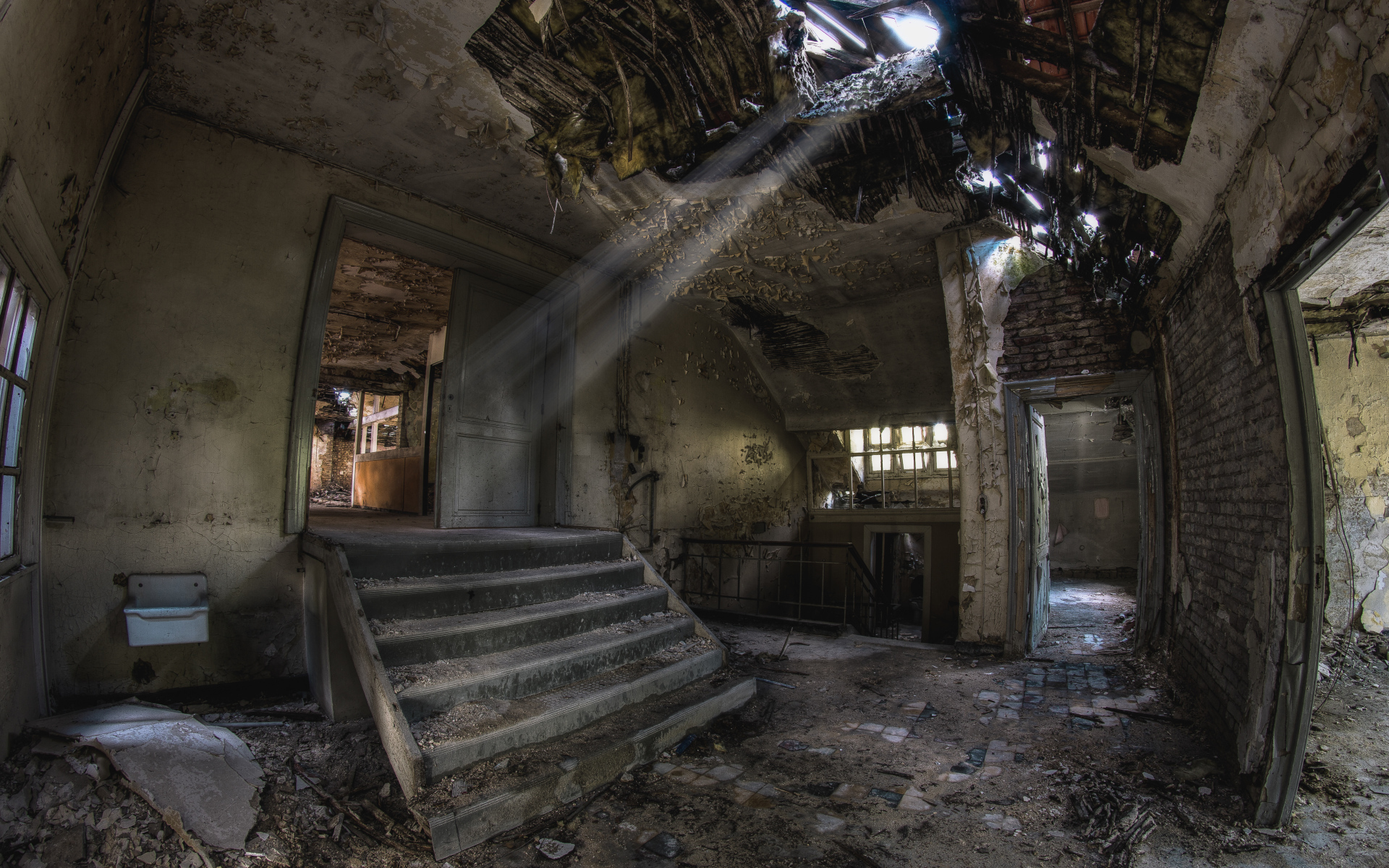 Разрушенный дом с дырой в потолке