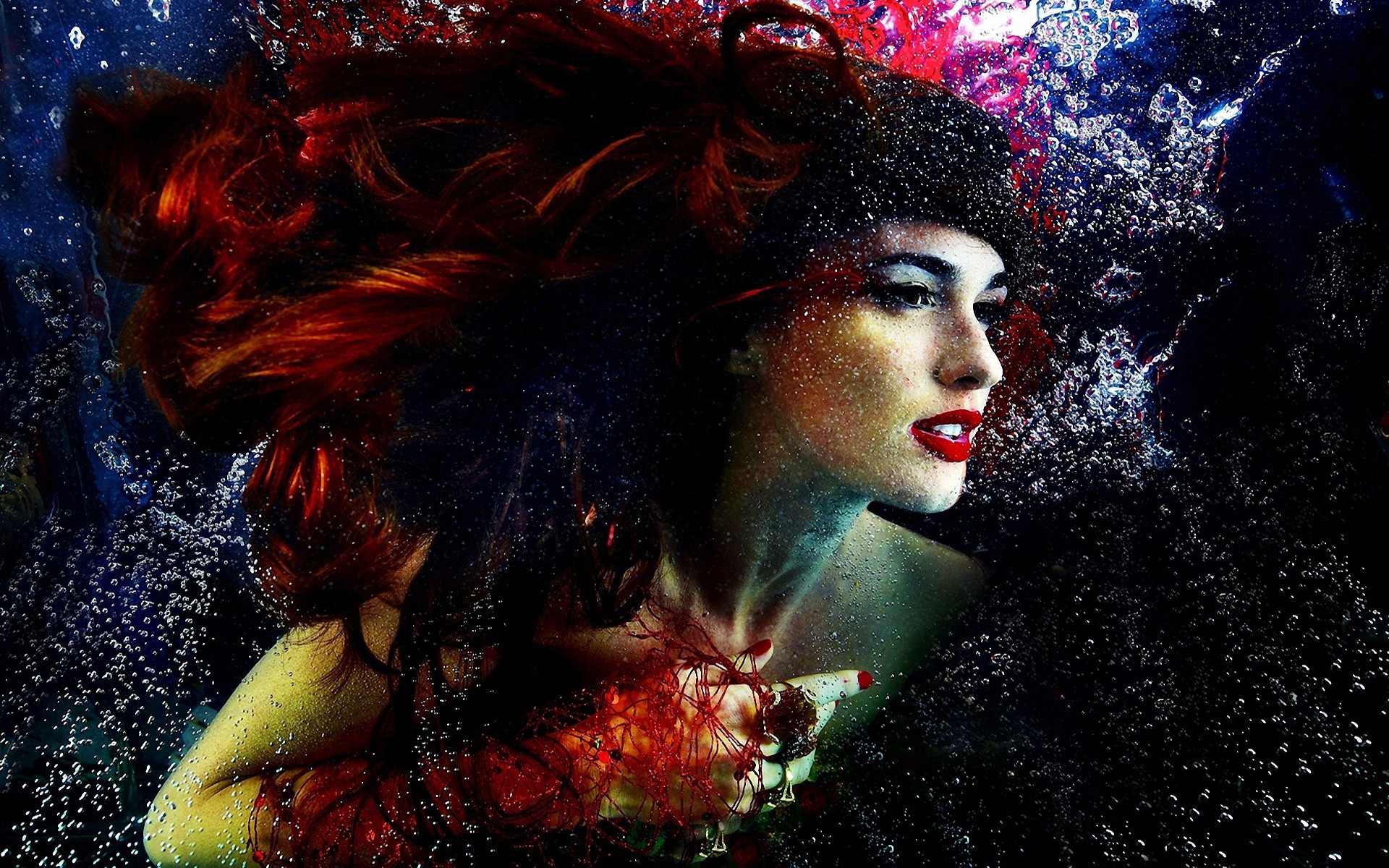 Женщина в брызгах
