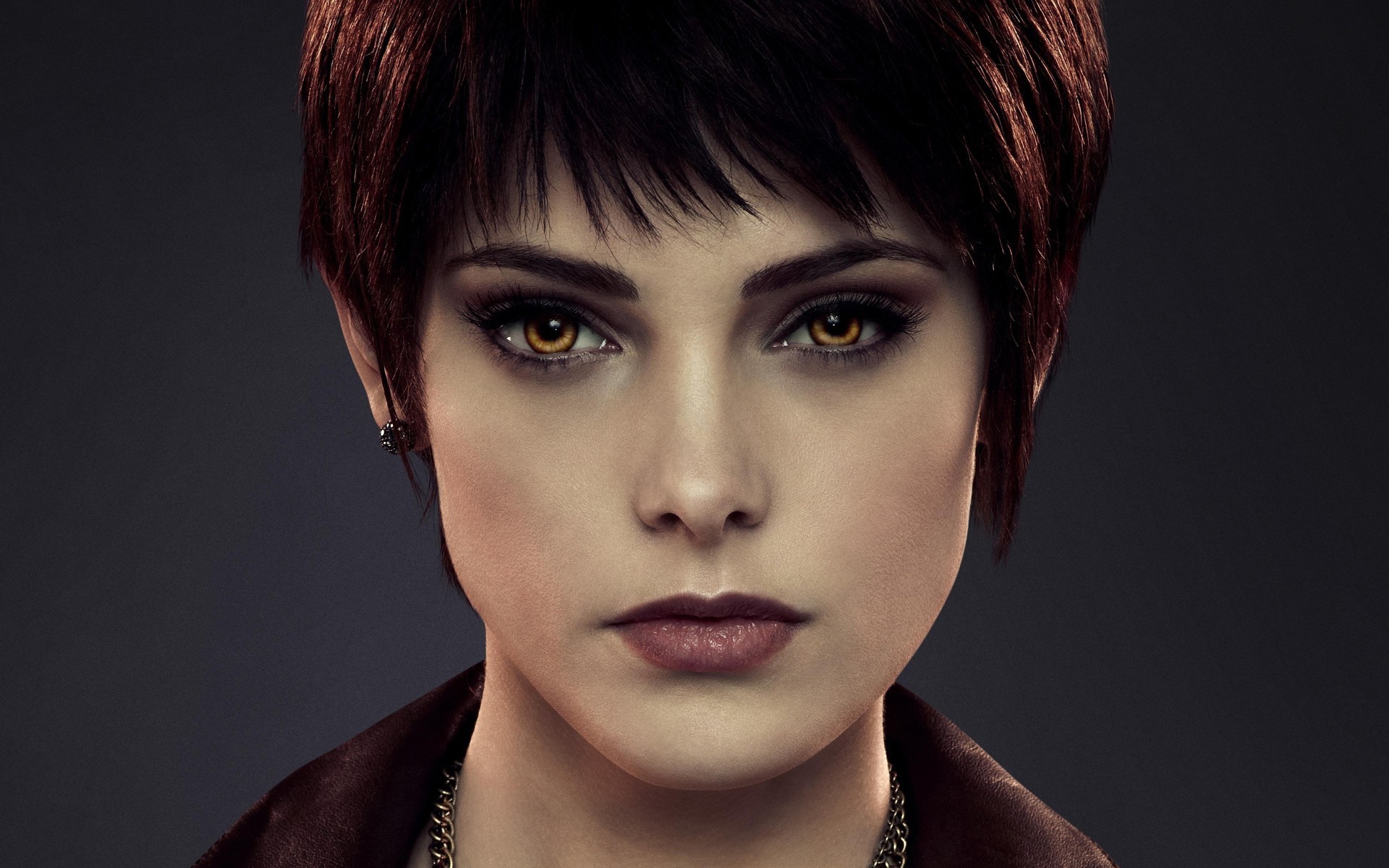 Красные волосы у девушки вампира