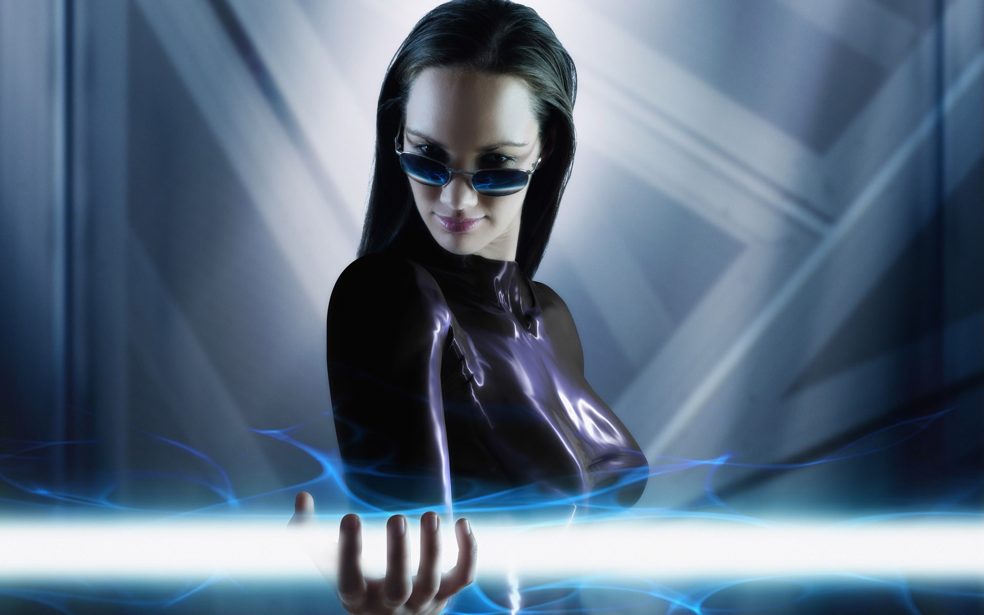 Женщина держит луч света