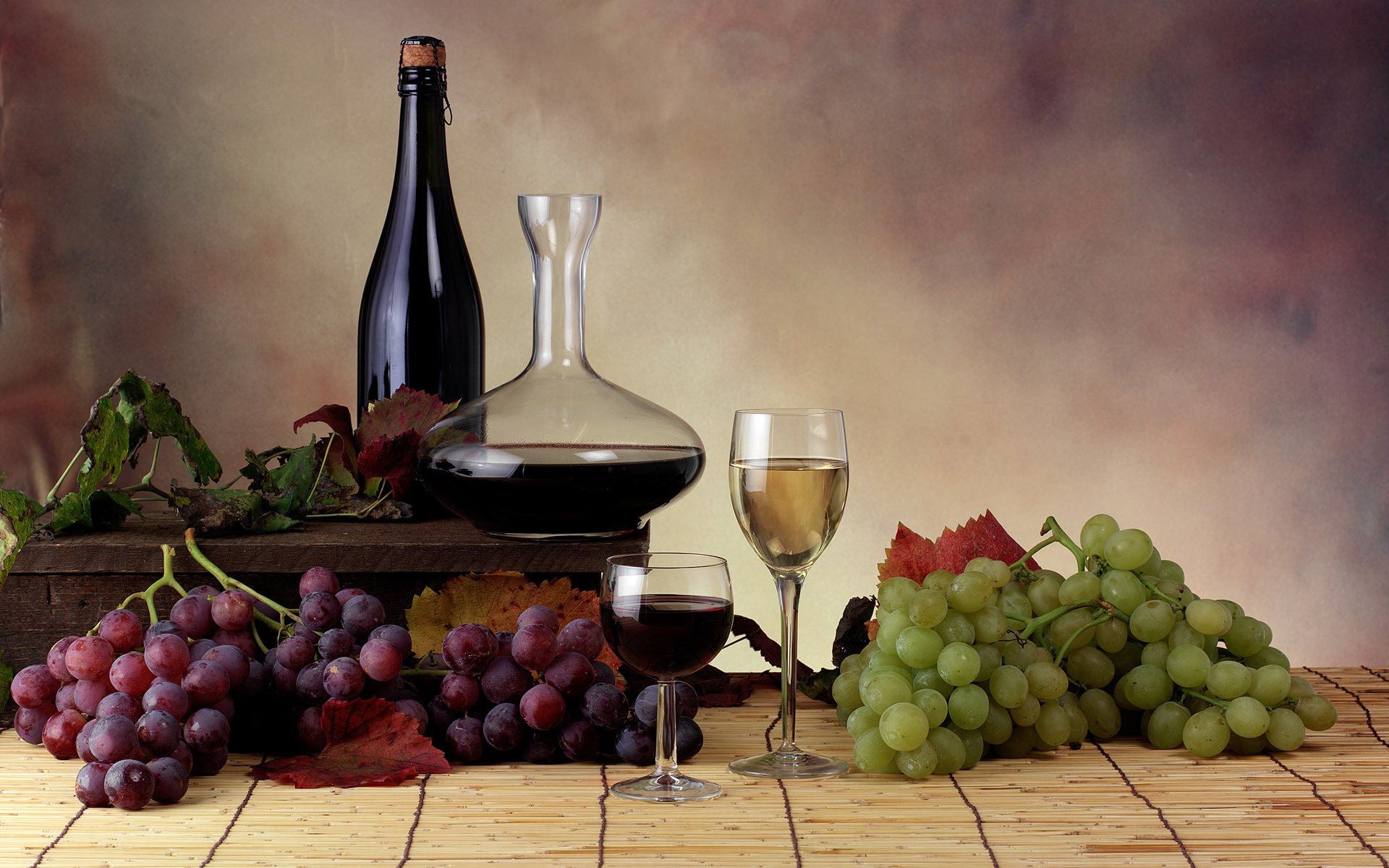 Виноградные гроздья и вино