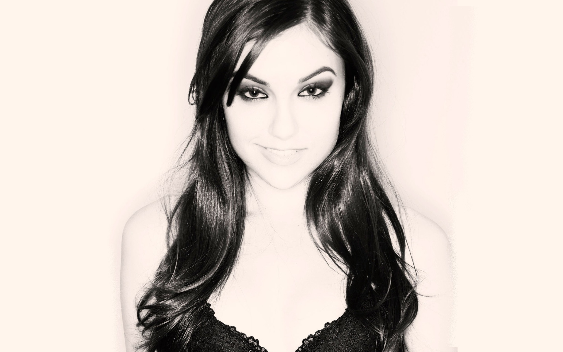 Черноволосая Саша Грей