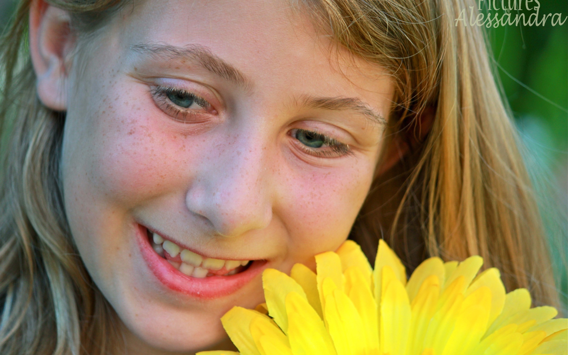 Девушка с веснушками и цветок