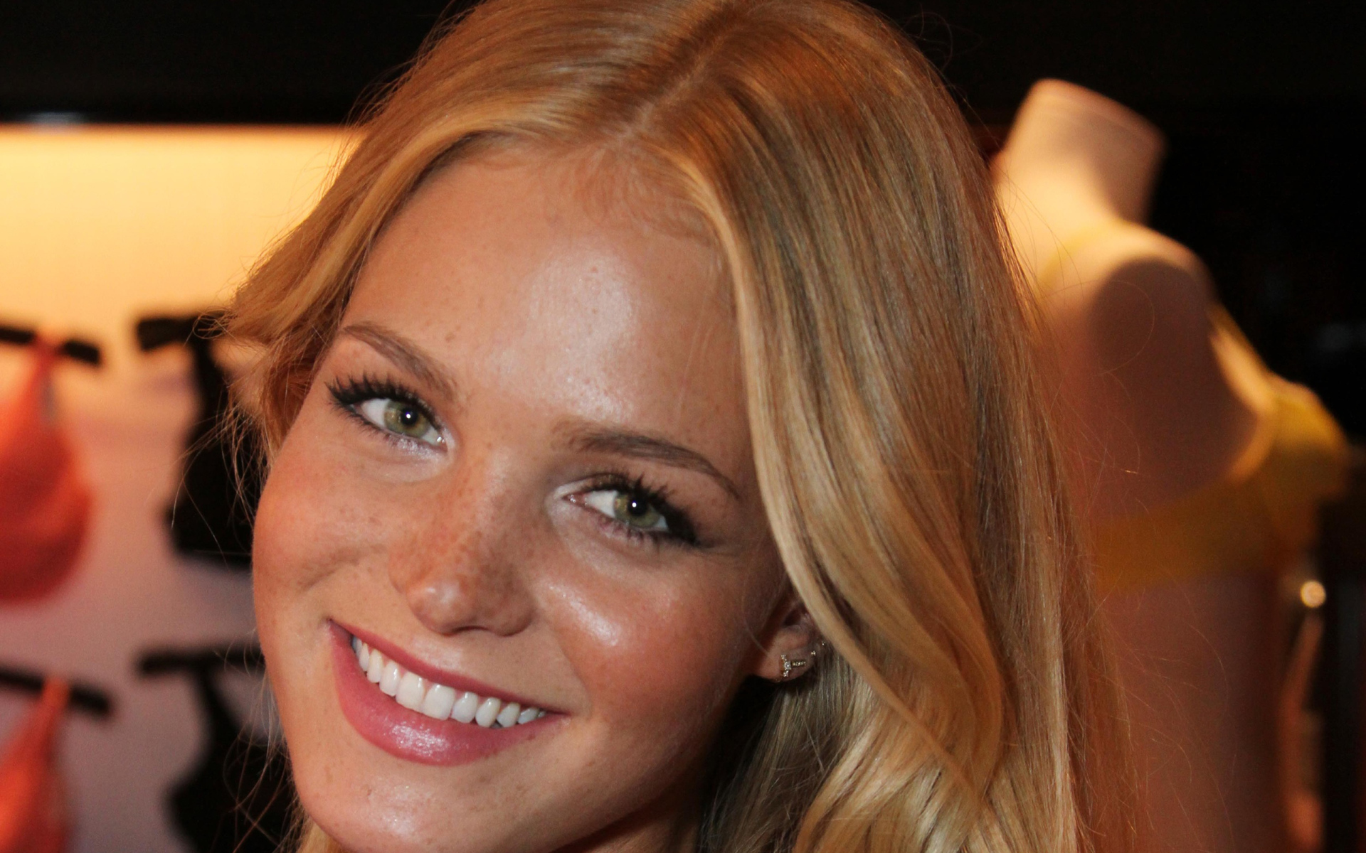 Девушка с веснушками улыбается