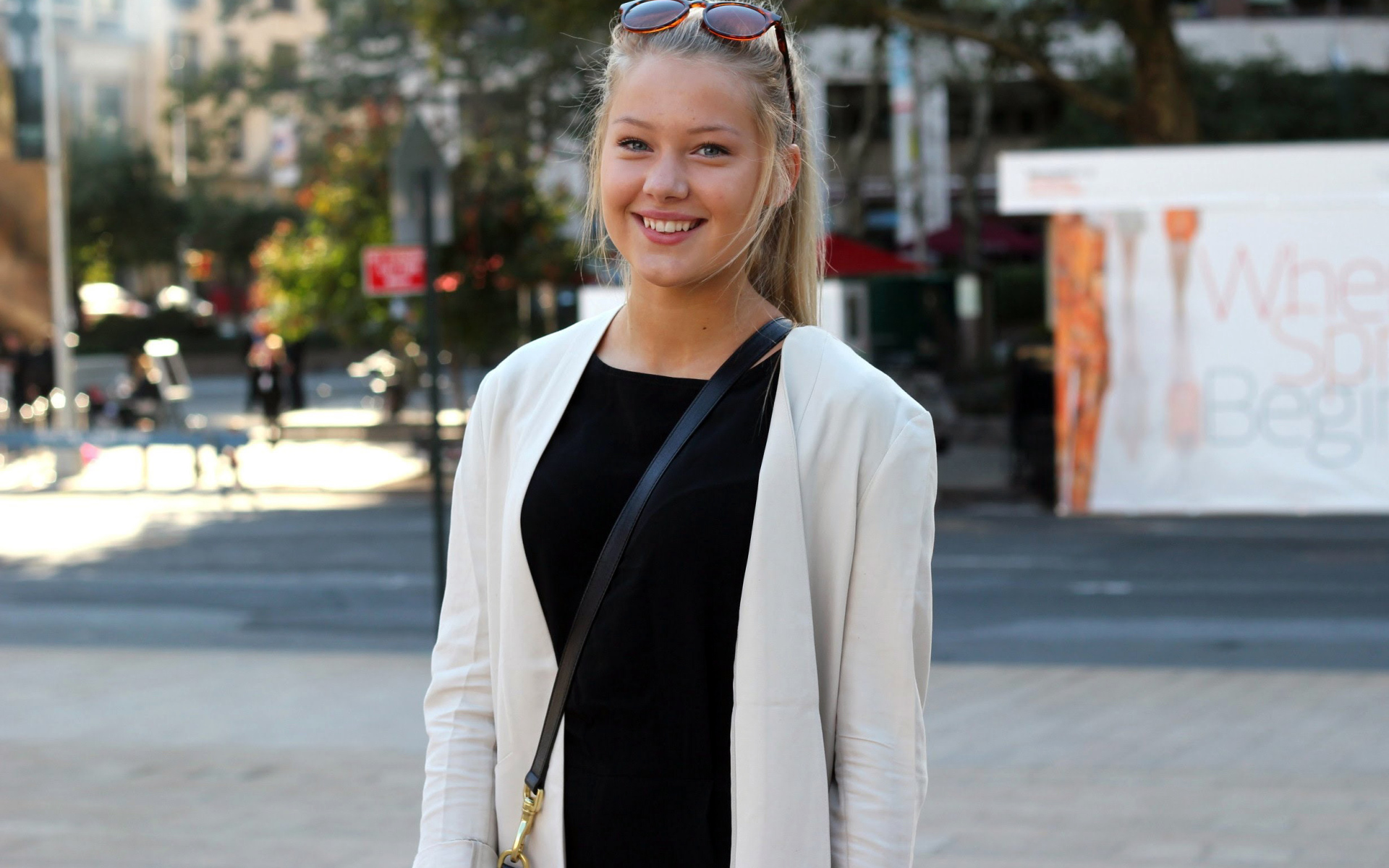 Улыбчивая девушка на улице