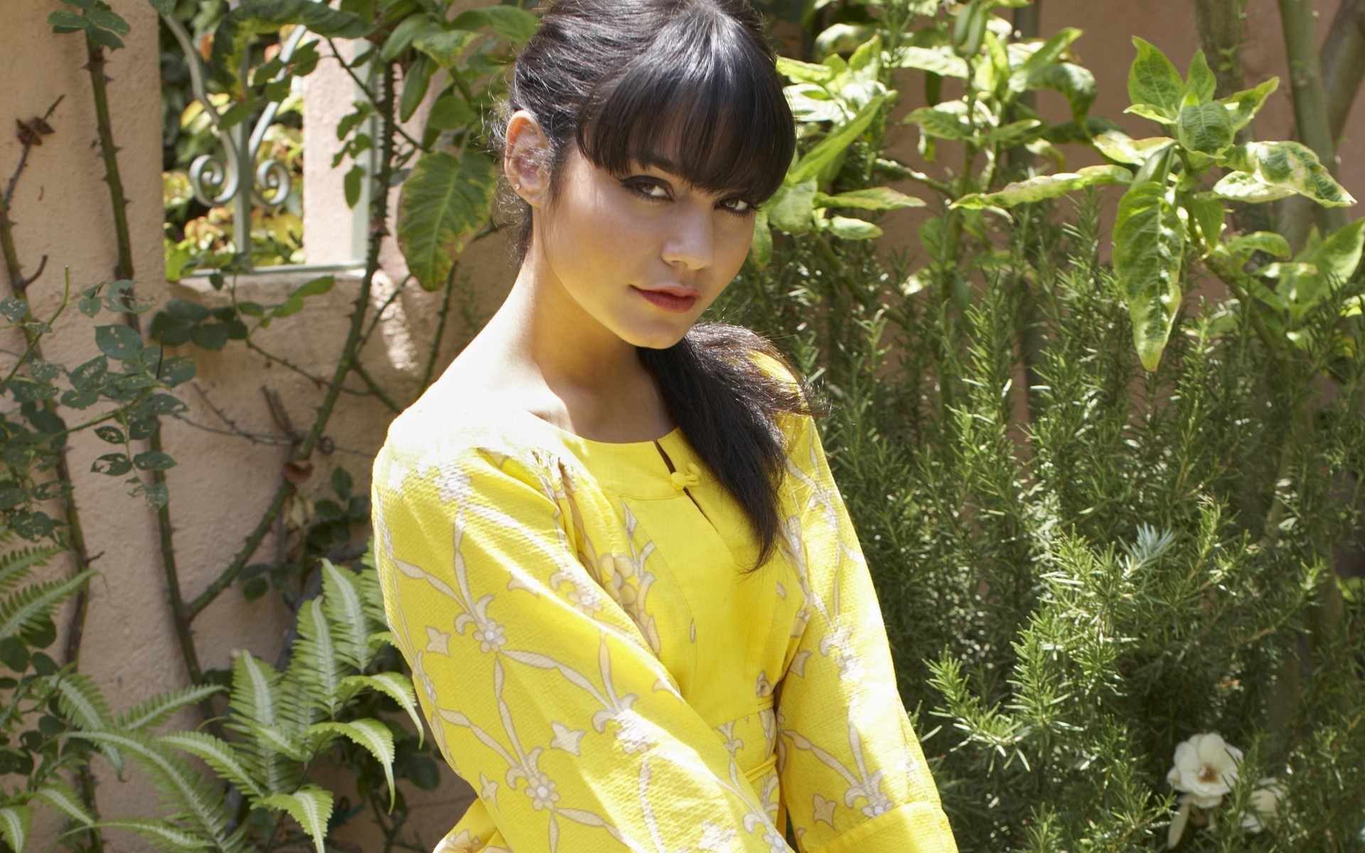 Актриса Ванесса в желтом платье