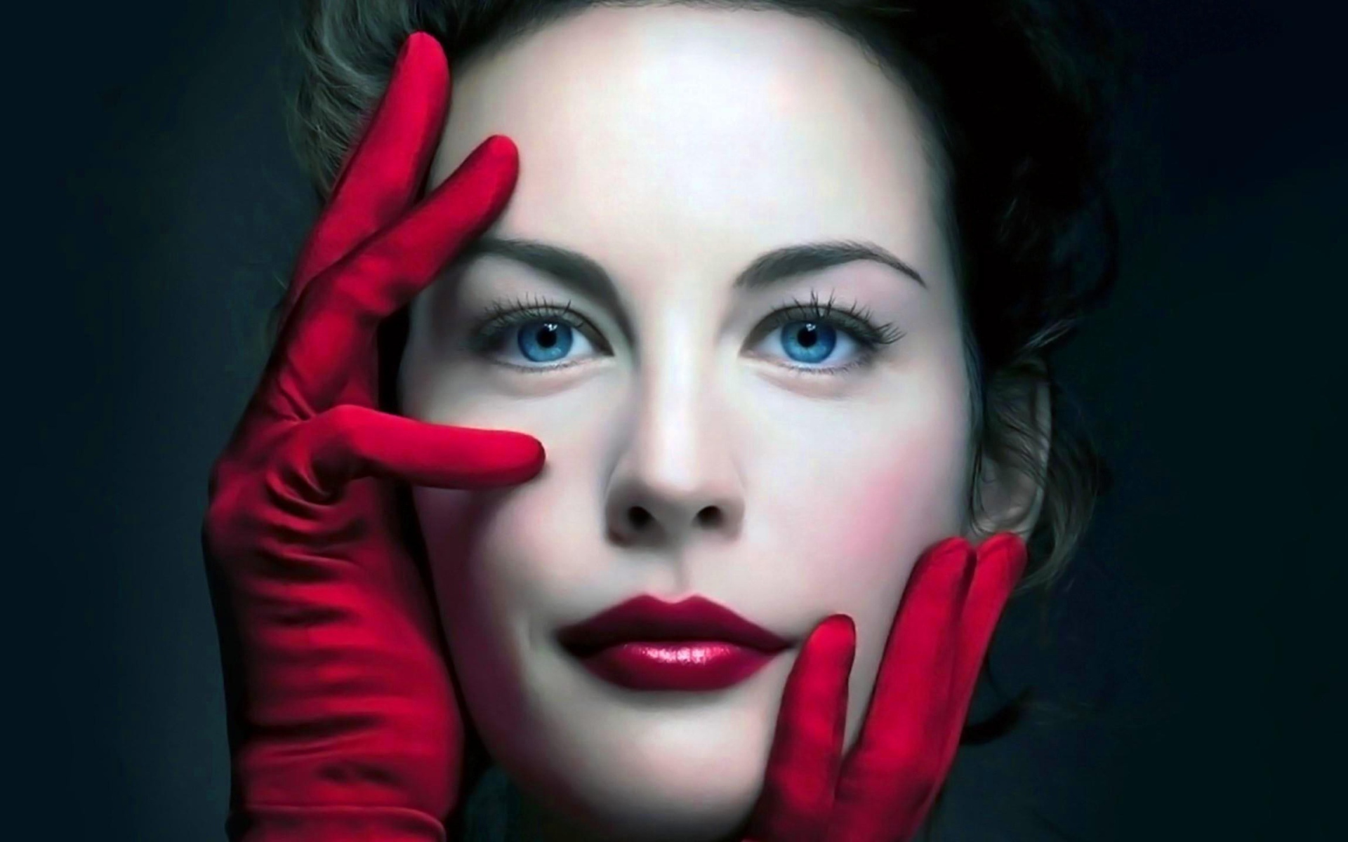 Актриса в красных перчатках