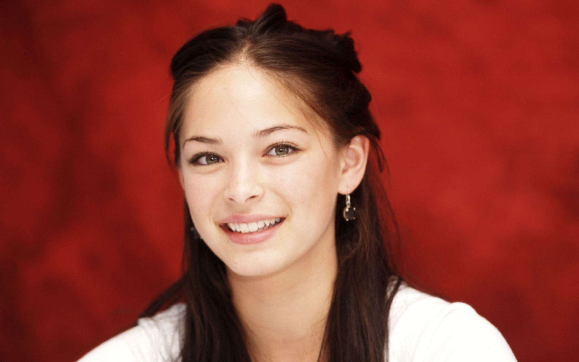 Кристин с приятной улыбкой