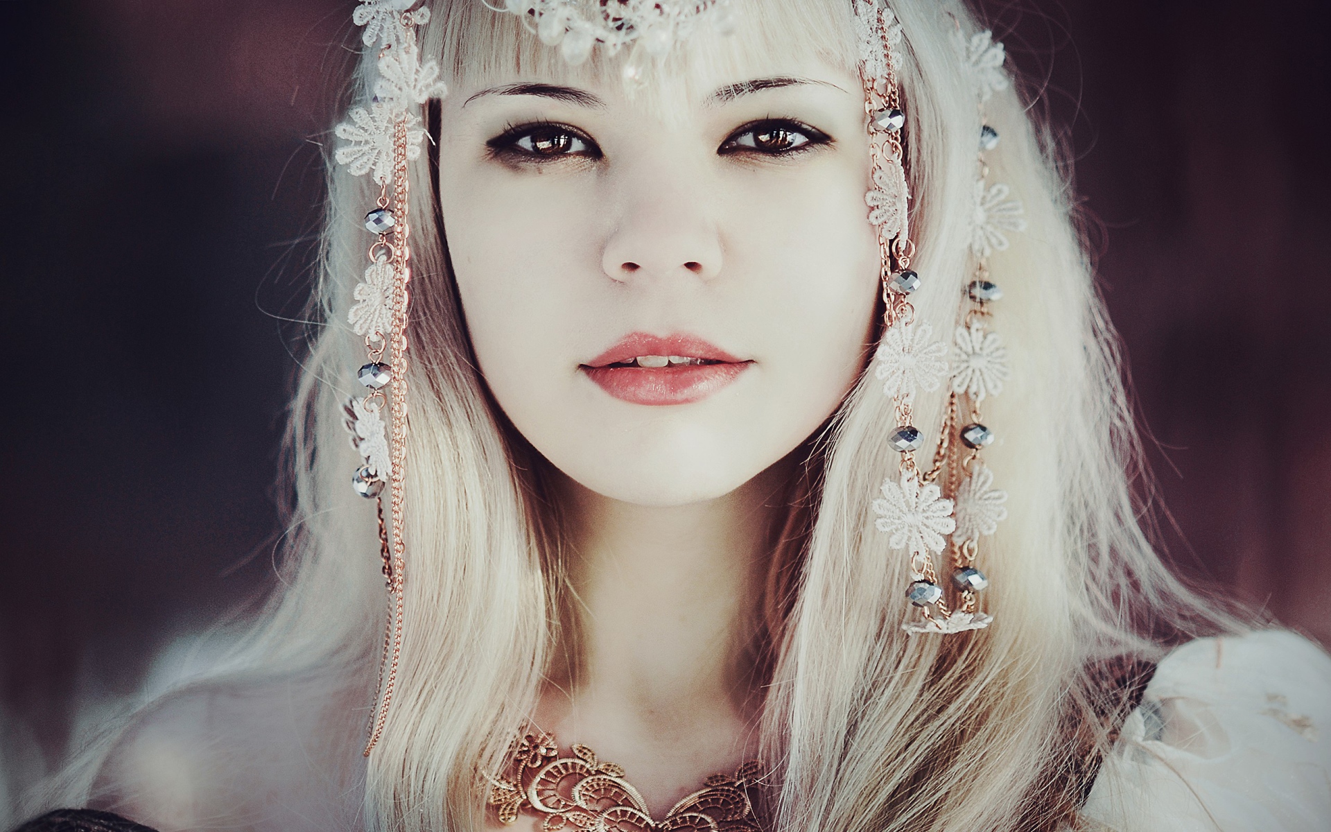 Портрет блондинки с украшениями