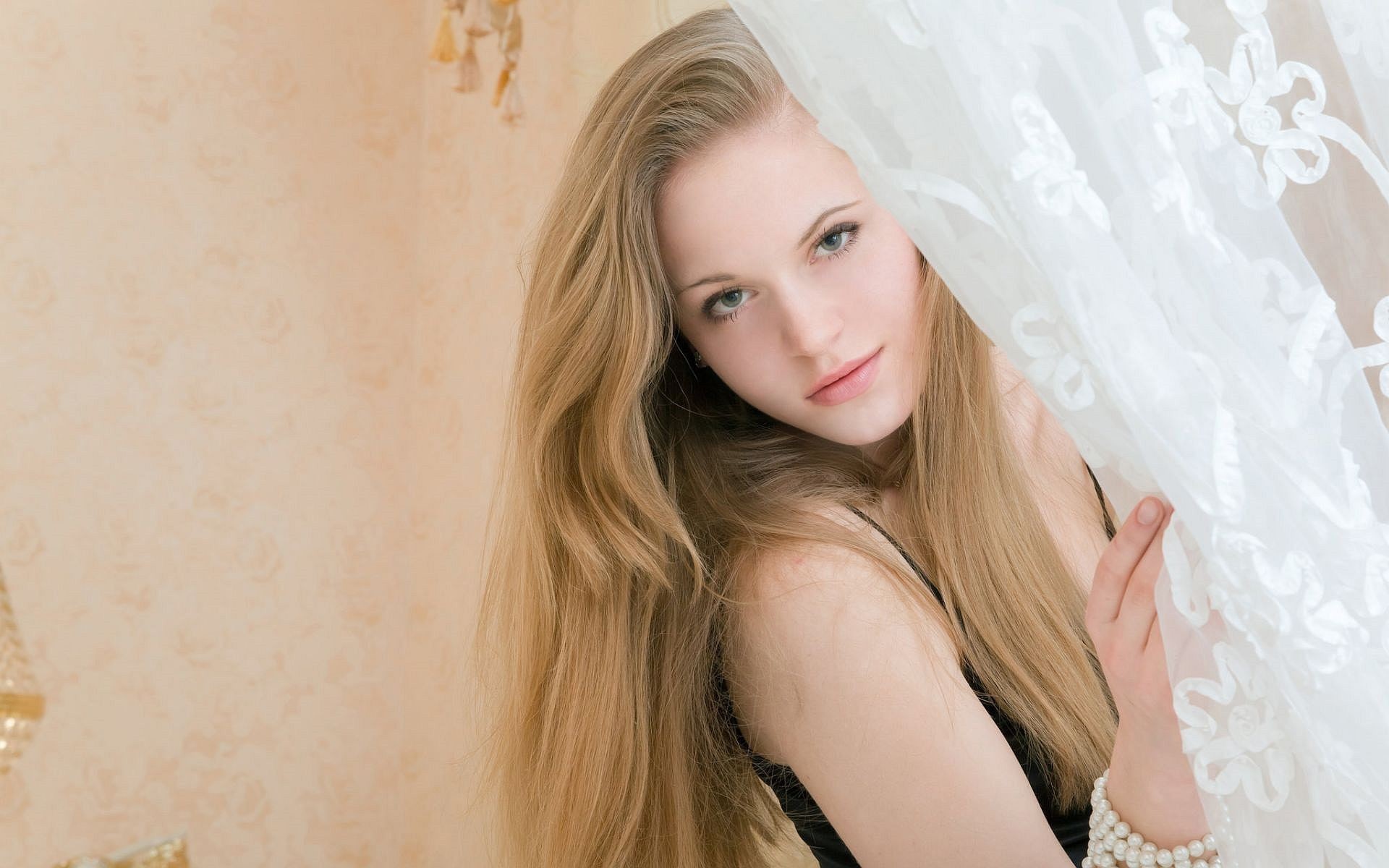 Блондинка за шторой