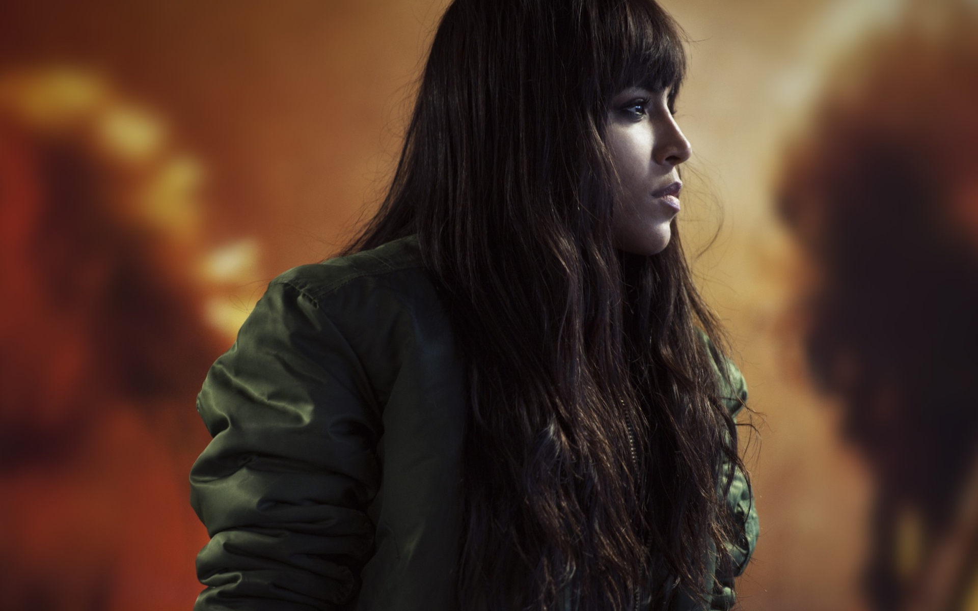 Брюнетка в куртке