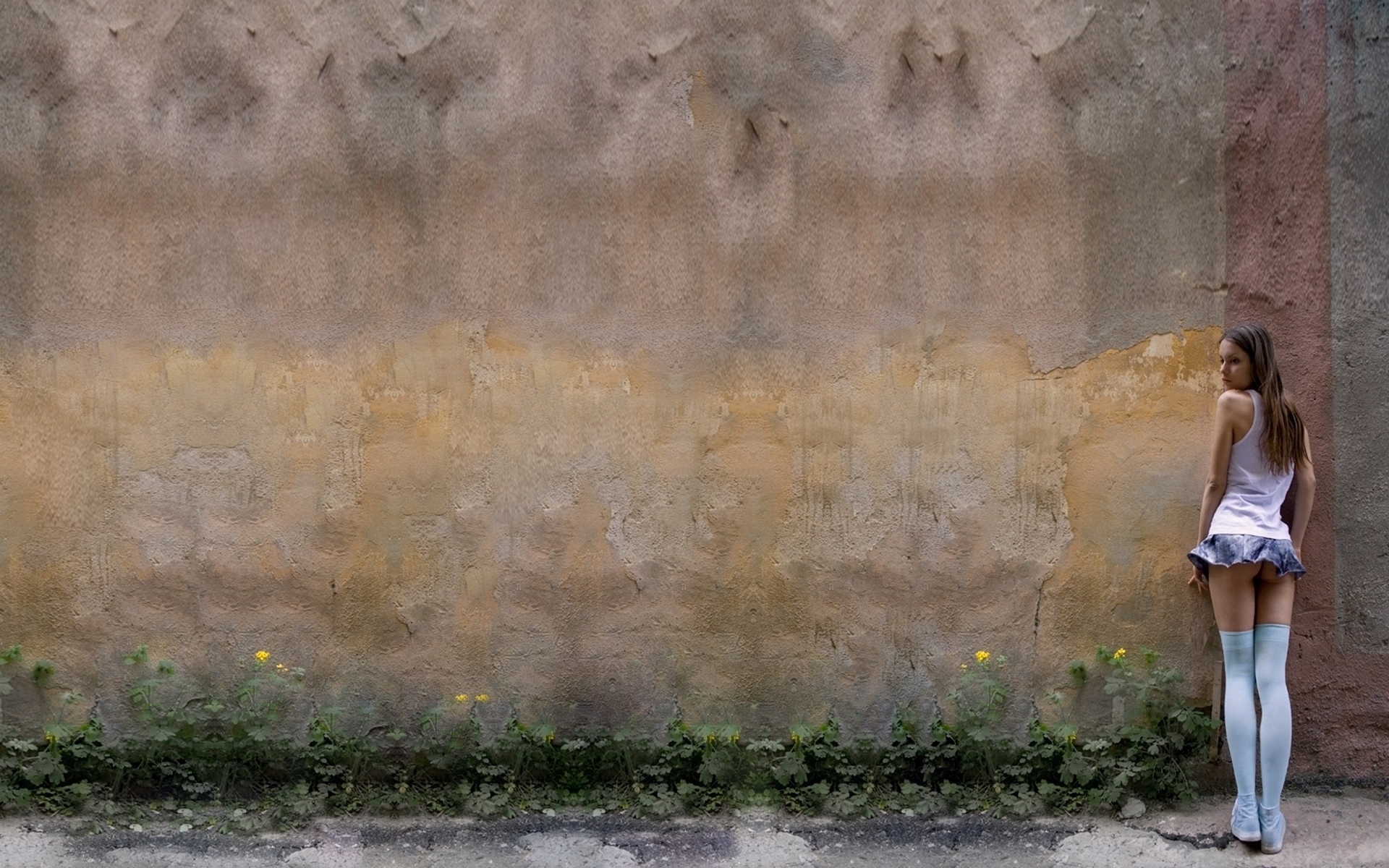 Девочка в мини юбке